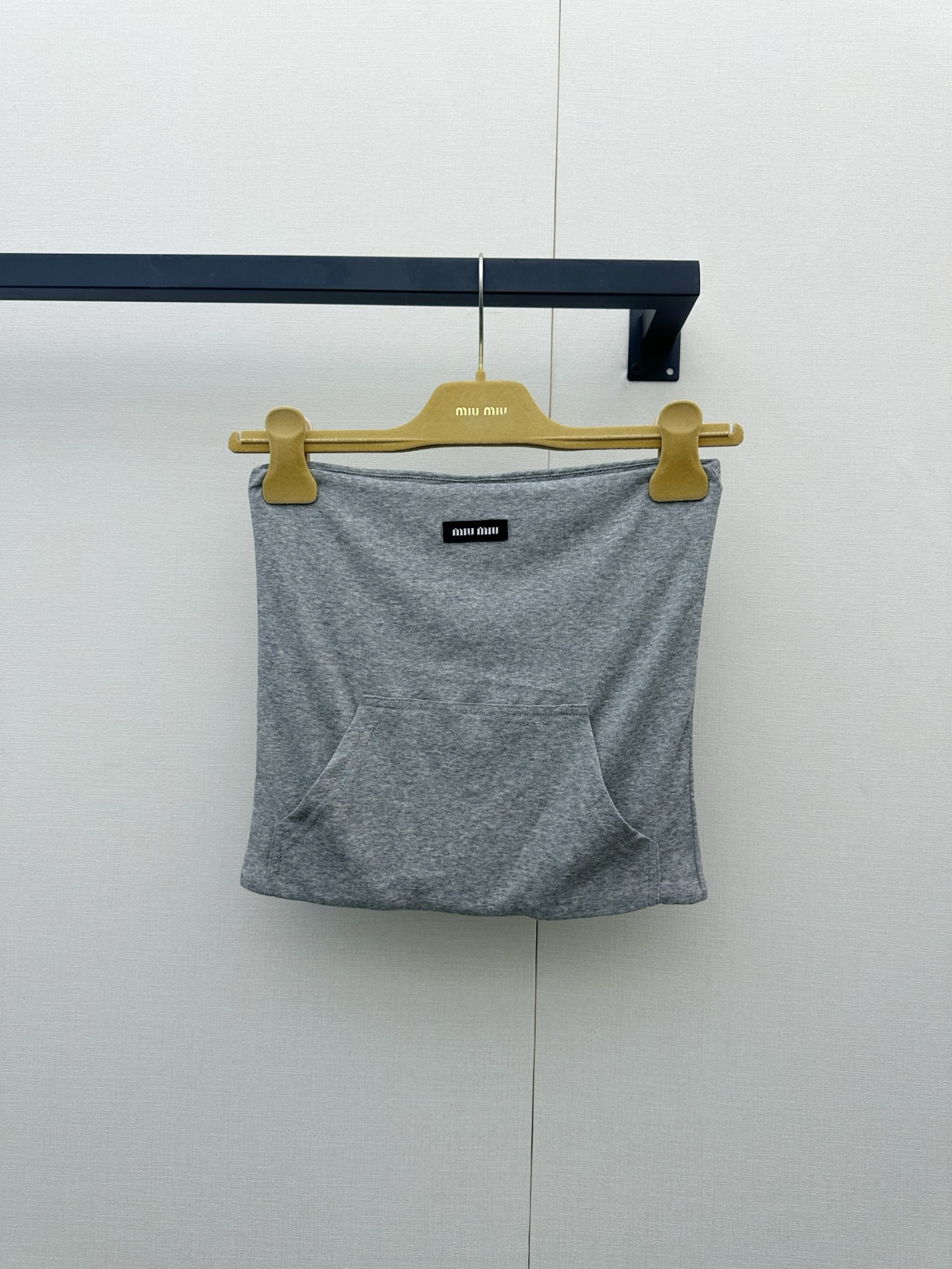 NO:878098,*26new classic brand embroidery with pocket logo on the front of gray tube top + decorative patch pockets, short design with full details, wear with high-waisted skirt or jeans, easily raise the waistline, get the 37-7 ratio!  Exclusively customized imported yb cotton material, high-end and exquisite gray versatile, can be worn alone or layered in spring and summer, can be easily controlled for commuting, shopping, and dating, sweet and cool or college style can be switched at will ~ 1:1 awesome version, the latest items for spring and summer, look for exclusive high-end versions, ready-made SML,,skirts,jeans,19860909*26new口袋徽标灰色抹胸胸前经典品牌刺绣+装饰贴袋,细节满分短款设计,搭高腰裙or牛仔裤,轻松拉高腰线,三七比例get！独家定制进口yb棉材质,高级精致的灰色百搭,春夏单穿or叠搭都OK,通勤、逛街、约会都能轻松驾驭,甜酷or学院风随心切换～1:1超赞版型,春夏最新单品 认准独家高版本 现货 SML,,skirts,jeans,,Women's clothing