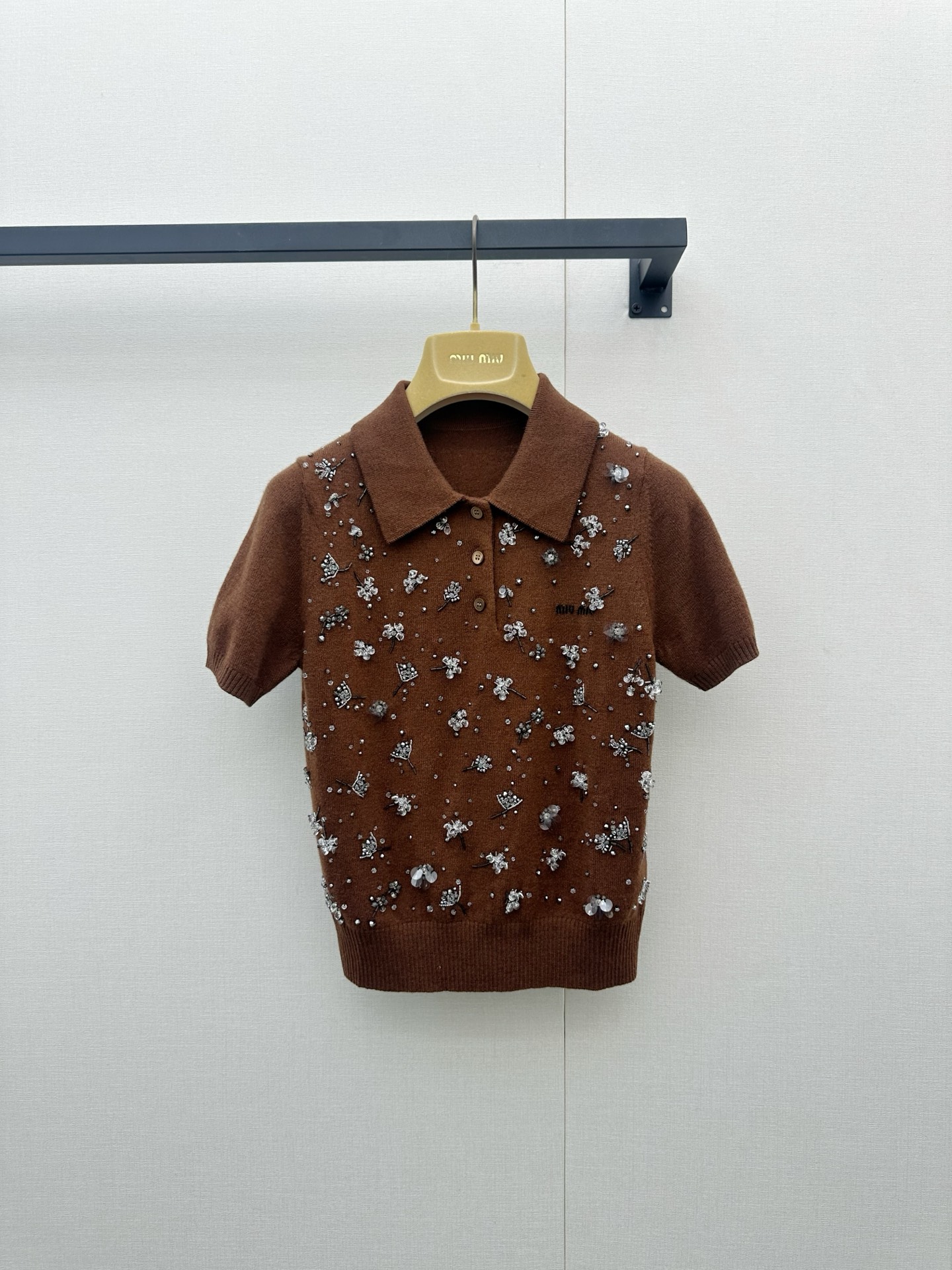 NO:878101,*26new heavy industry customized diamond brown lapel Polo knitted short-sleeved cardigan with hand-stitched sequins and floral element stitched design. It has a gentle and elegant atmosphere when worn alone ~ Exclusively customized imported yb cashmere material, logo letter pattern design on the chest, simple and elegant!  A style that can be easily worn for daily commuting or casual outings!  1:1 awesome version, the latest spring and summer items, look out for the exclusive high version SML, T-shirt,19860909*26new重工订钻咖色翻领Polo针织短袖开衫手工缝钻亮片工艺,花朵元素缝钻设计,叠搭单穿都是自带温柔优雅气息～独家定制进口yb山羊绒材质,胸前徽标字母图案设计,简洁不失大方！日常通勤或休闲外出都能轻松自如驾驭的风格！1:1超赞版型,春夏最新单品,认准独家高版本 SML,,T-shirt,,Women's clothing
