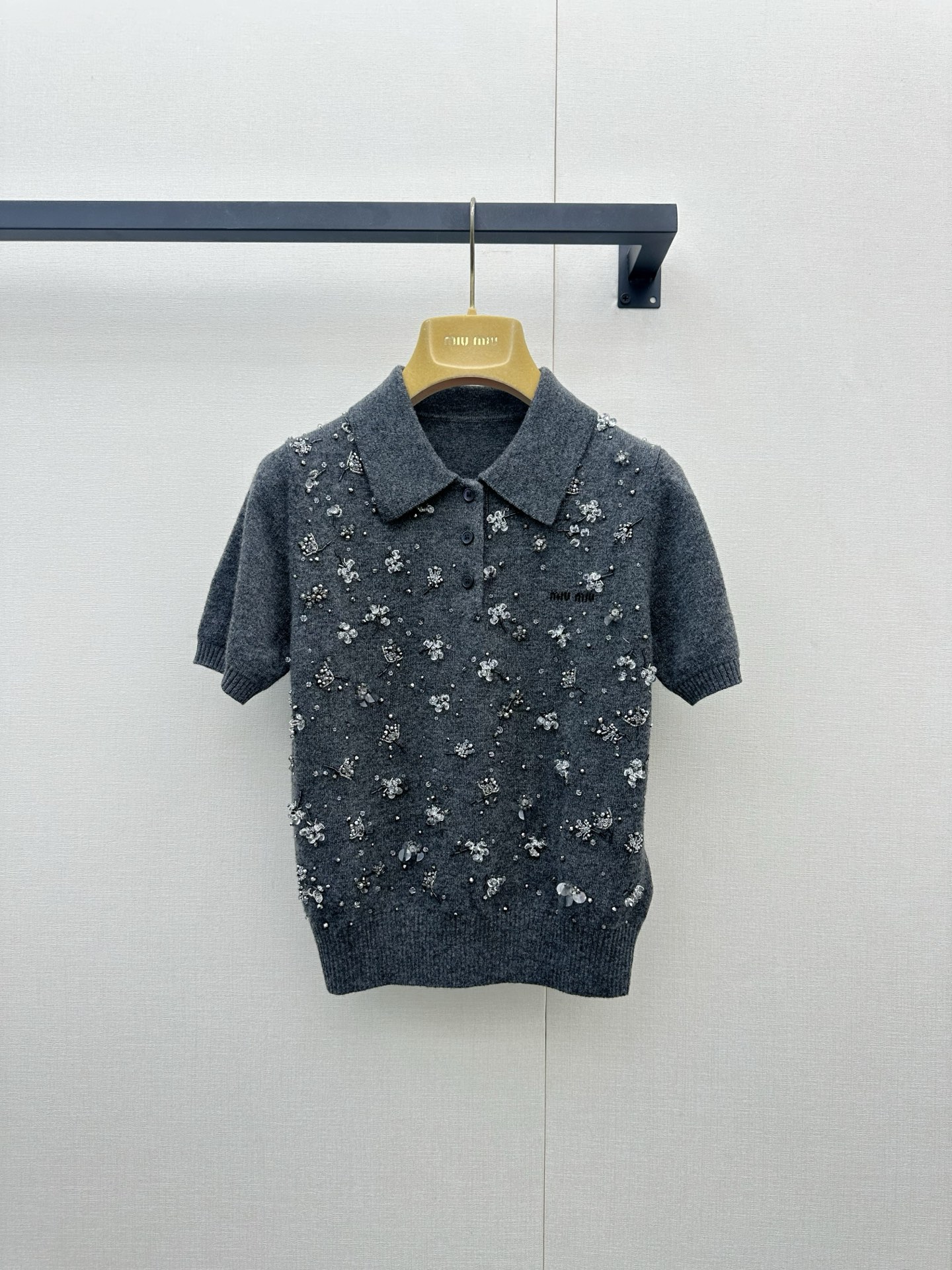 NO:878104,*26new heavy-duty custom-made diamond lapel Polo knitted short-sleeved cardigan with hand-stitched sequins and floral element stitching design. It has a gentle and elegant atmosphere when worn alone ~ Exclusively customized imported yb cashmere material, logo letter pattern design on the chest, simple and elegant!  A style that can be easily worn for daily commuting or casual outings!  1:1 awesome version, the latest spring and summer items, look out for the exclusive high version SML, T-shirt,19860909*26new重工订钻翻领Polo针织短袖开衫手工缝钻亮片工艺,花朵元素缝钻设计,叠搭单穿都是自带温柔优雅气息～独家定制进口yb山羊绒材质,胸前徽标字母图案设计,简洁不失大方！日常通勤或休闲外出都能轻松自如驾驭的风格！1:1超赞版型,春夏最新单品,认准独家高版本 SML,,T-shirt,,Women's clothing