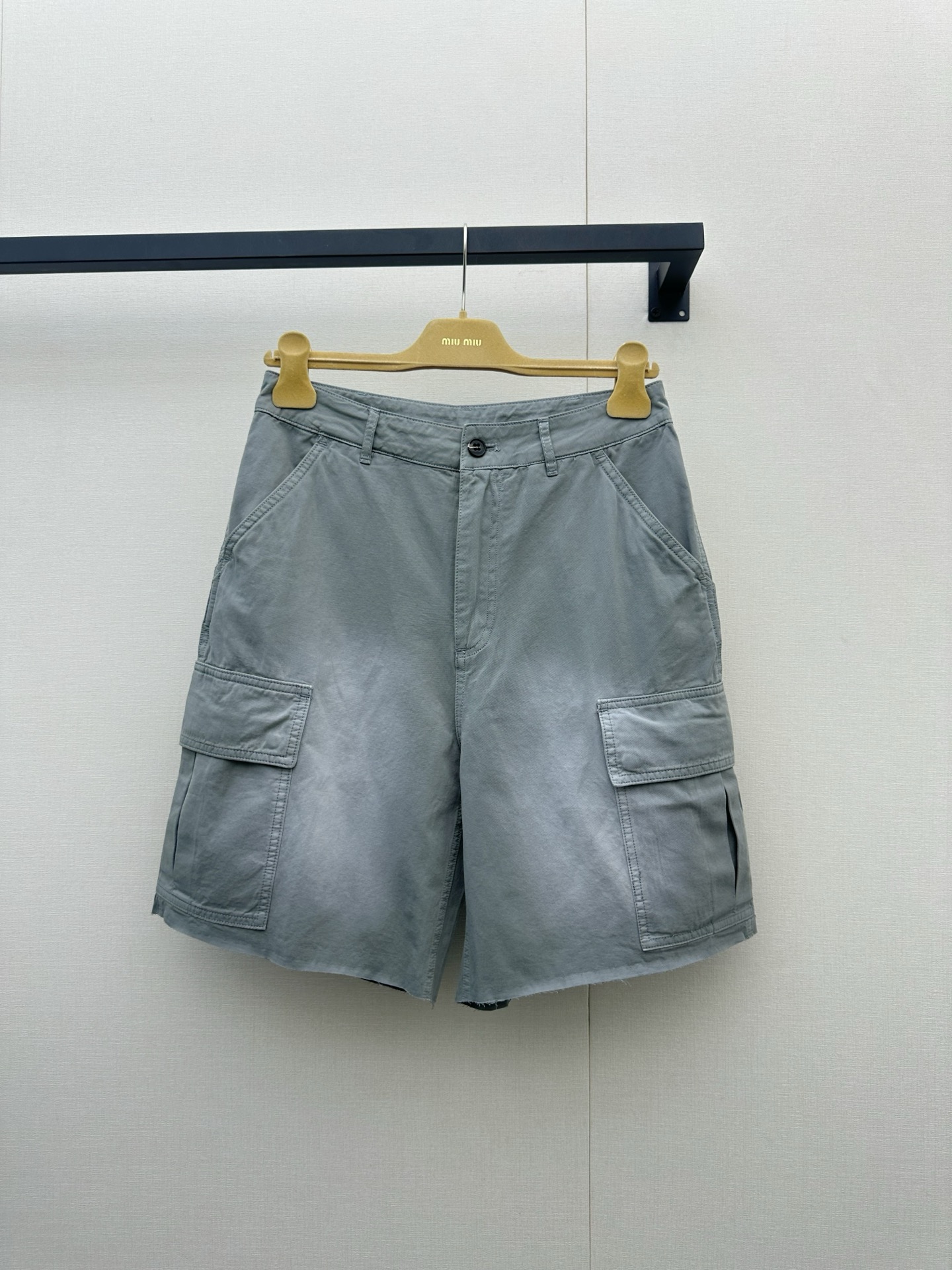 NO:878107,Miu Miu｜The most popular formula for matching a relaxed feeling!  The off-white hollow knitted short-sleeved shirt has a gentle feel, which forms a sweet and cool contrast with the gray overalls. The old raw-edged trousers + old moral training shoes have a retro street atmosphere and a relaxed feeling. The off-white cowboy hat neutralizes the neutral feeling and adds a bit of academic playfulness. It is a completely effortless fashionable formula. It is really refreshing and attractive to wear in spring and summer!  Spot SML,,miumiu,T-shirt,hats,19860909Miu Miu｜被问爆的松弛感搭配公式！ 米白镂空针织短袖自带温柔感,和灰色工装中裤形成甜酷反差～做旧毛边裤脚+做旧德训鞋,自带复古街头氛围,松弛感拉满 米白牛仔帽中和了中性感,多了几分学院派的俏皮,完全是不费力的时髦感公式,春夏穿真的清爽又耐看！现货SML,,miumiu,T-shirt,hats,,Women's clothing