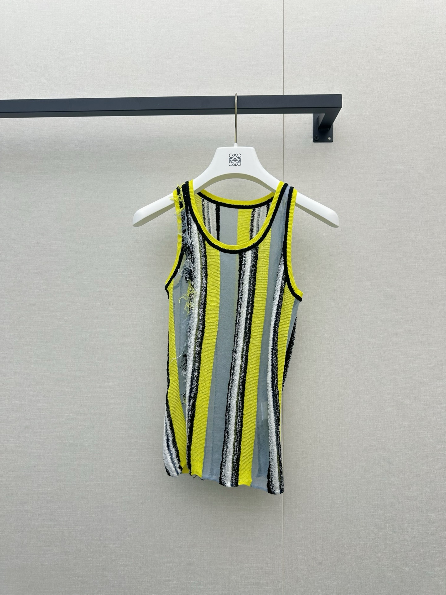 NO:878110,*26new Irregular torn wool striped vest Paula'S Ibiza summer limited edition, light knitted material, comfortable and breathable, striped energetic and elegant, raw edge design super personalized, exclusive custom-made imported yb knitted cotton material, raw edge tassel semi-permeable yarn design, casual and lazy atmosphere!  Sunny urban resort style, it looks great casually paired with high-waisted pants or skirts, and you can easily create a relaxed summer outfit!  1:1 Awesome version, the latest spring and summer items, look for the exclusive high version, in stock SML,,skirts,19860909*26new不规则做破毛絮条纹背心Paula'S Ibiza夏日限定,轻薄针织材质,穿着舒适透气条纹活力又优雅,边缘毛边设计超有个性独家定制进口yb针织棉材质,毛边流苏半透纱设计,随性慵懒氛围感绝了！阳光明媚的都市度假风,随意搭配高腰裤或裙装都很出彩,轻松打造夏日松弛感穿搭！1:1超赞版型,春夏最新单品 认准独家高版本 现货 SML,,skirts,,Women's clothing