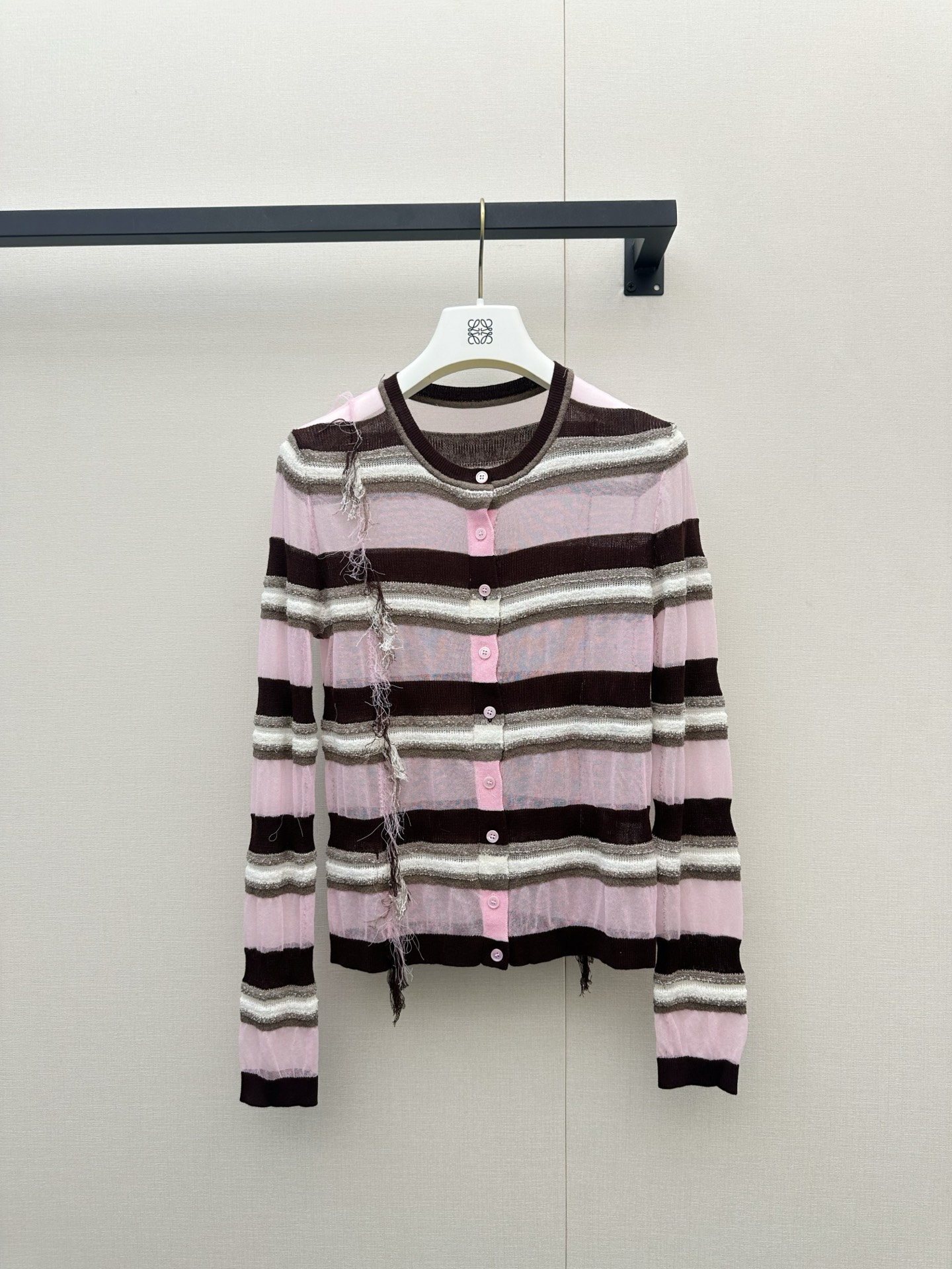 NO:878113,*26new Irregular torn woolen striped cardigan Paula'S Ibiza summer limited edition, light knitted material, comfortable and breathable, striped energetic and elegant, raw edge design super personalized, exclusive custom-made imported yb knitted cotton material, raw edge tassel semi-transparent yarn design, casual and lazy atmosphere!  Sunny urban resort style, it looks great casually paired with high-waisted pants or skirts, and you can easily create a relaxed summer outfit!  1:1 Awesome version, the latest spring and summer items, look for the exclusive high version, in stock SML,,skirts,19860909*26new不规则做破毛絮条纹开衫Paula'S Ibiza夏日限定,轻薄针织材质,穿着舒适透气条纹活力又优雅,边缘毛边设计超有个性独家定制进口yb针织棉材质,毛边流苏半透纱设计,随性慵懒氛围感绝了！阳光明媚的都市度假风,随意搭配高腰裤或裙装都很出彩,轻松打造夏日松弛感穿搭！1:1超赞版型,春夏最新单品 认准独家高版本 现货 SML,,skirts,,Women's clothing