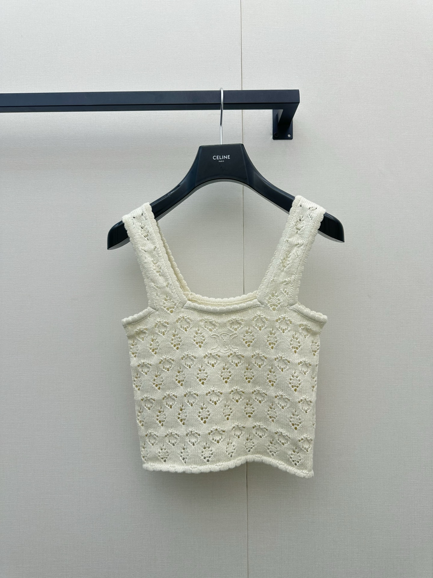 NO:878116,*26new Arc de Triomphe logo embroidered knitted vest, cream color and super gentle~ Soft and close-fitting, super comfortable to wear in summer, classic Arc de Triomphe logo on the chest, simple and recognizable, exclusively customized imported yb cotton material, embellished with classic logo embroidery patterns, the classic pattern looks white on the upper body!  The slim fit is stretchy, and the upper body modifies the proportions of the body line, easily creating a lazy and high-end look!  Can be worn daily or on vacation, comfortable and fashionable, classic and versatile items that you can wear with your eyes closed ~ 1:1 awesome version, the latest items for spring and summer, serious and exclusive high version, in stock SML,,19860909*26new凯旋门徽标刺绣针织背心 奶油色超温柔～ 柔软贴身,夏天穿超舒服,胸前经典凯旋门Logo,简约又有辨识度独家定制进口yb棉材质,经典徽标刺绣图案点缀,经典图案上身巨显白！修身版型有弹力,上身修饰身线比例,轻松打造慵懒高级感！日常、度假都能穿,舒适又时髦,经典百搭单品闭眼入～1:1超赞版型,春夏最新单品 认真独家高版本 现货 SML,,,Women's clothing