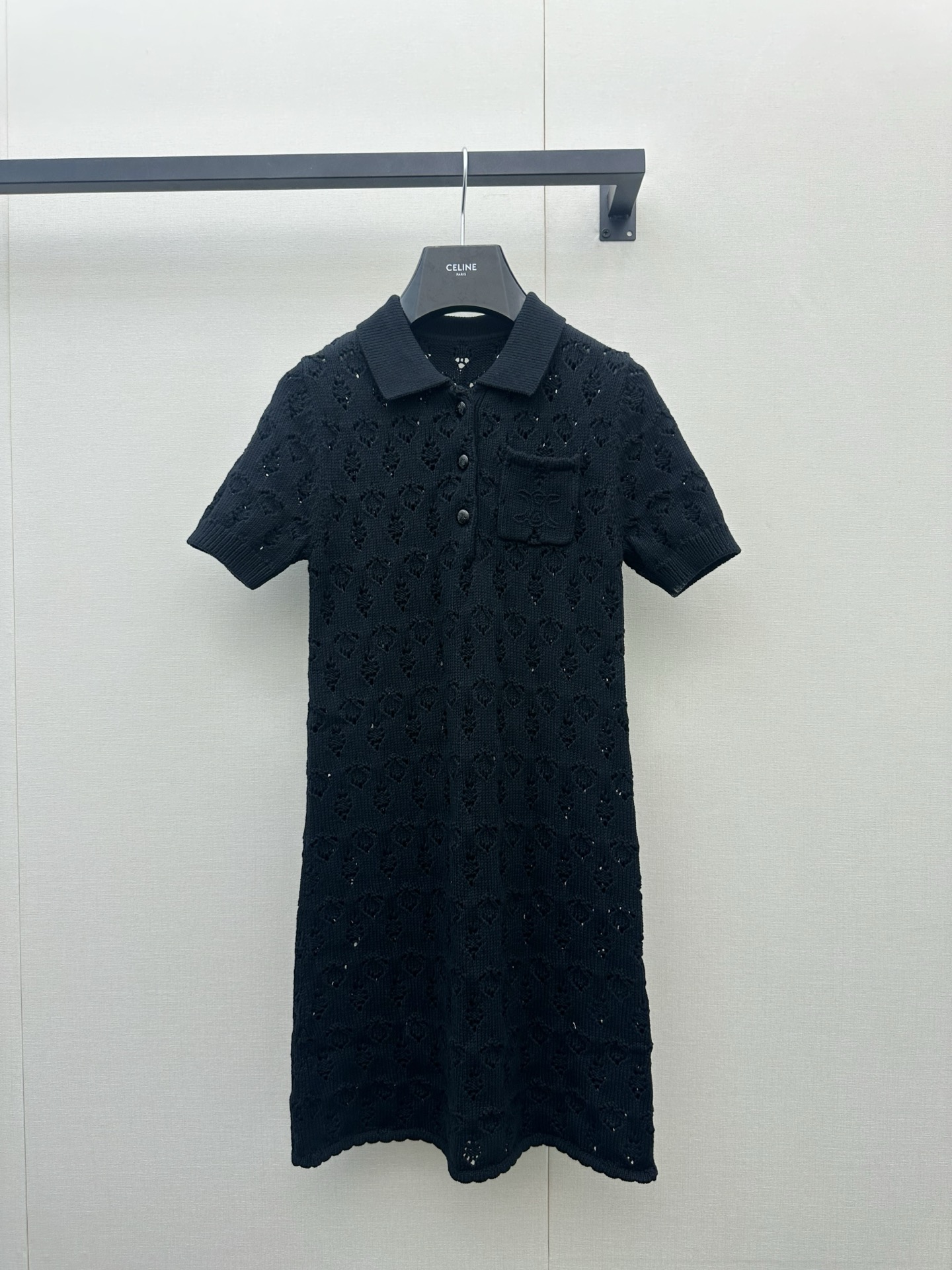 NO:878122,Celin* black knitted dress, designed with hollow patterns, has a delicate and layered texture. Classic Polo collar + short sleeves, brand embroidered pockets on the chest, perfect details!  The overall slim fit can be easily used in daily or light formal occasions. The knitted fabric has good elasticity and is comfortable to wear. It is very suitable for spring and autumn~ Pair it with short boots or single shoes for an elegant and casual style. Get, celine, boots, skirts, T-shirt,19860909Celin*黑色针织连衣裙,采用镂空花纹设计,质感细腻有层次感.经典Polo领+短袖,胸前品牌刺绣口袋,细节满分！整体修身剪裁,日常或轻正式场合都能轻松驾驭.针织面料弹性好,穿着舒适,春秋季节超适合～搭配短靴或单鞋,优雅休闲风get,,celine,boots,skirts,T-shirt,,Women's clothing