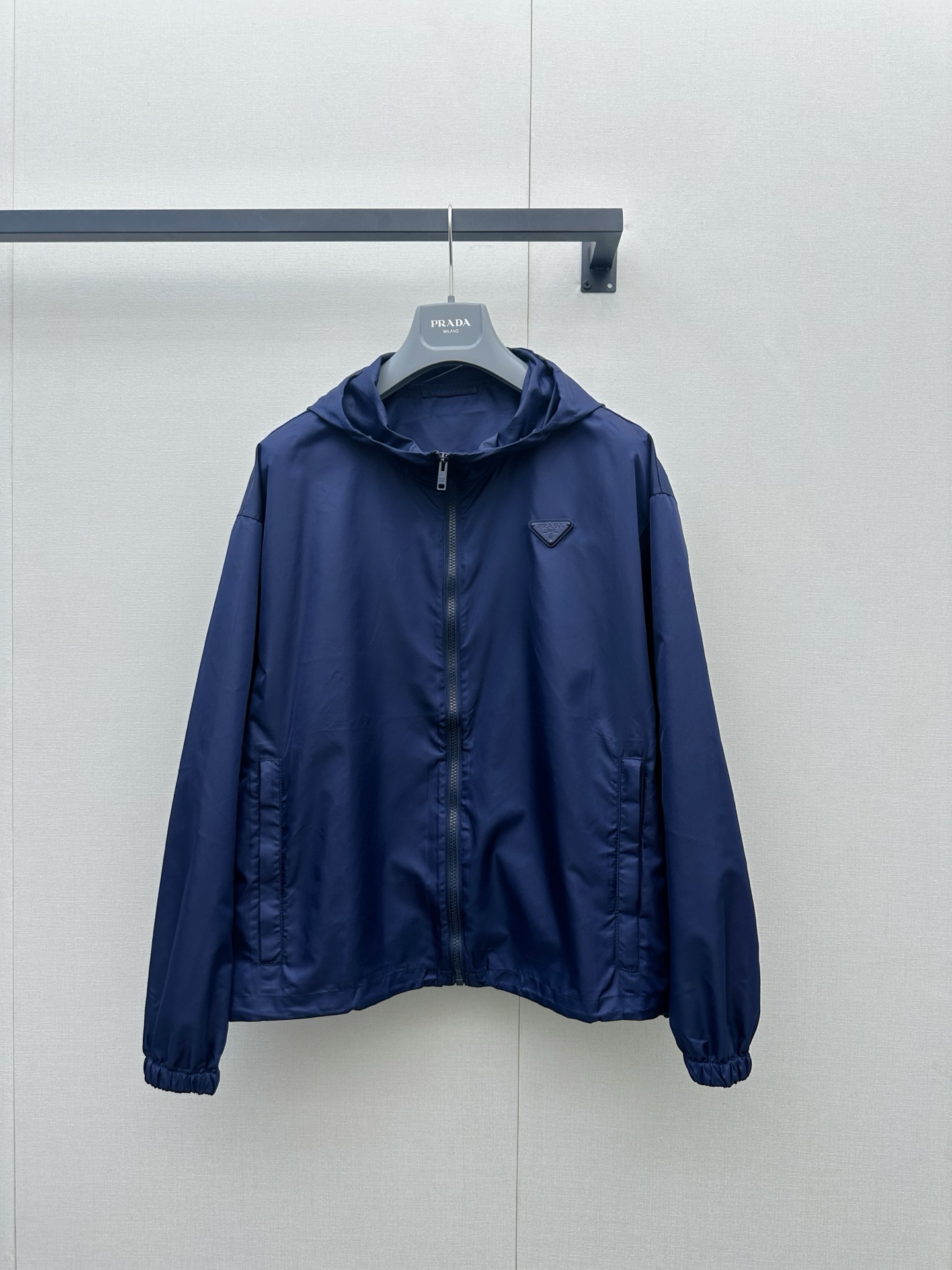 NO:878094,*26new Triangular logo navy blue hooded nylon jacket combines urban functional style with minimalist high-end sense into a portable scenery ~ Outlined outline, smooth and neat zipper, windproof hem and waistline, light fabric hides the confidence to cope with changing weather. Exclusively customized imported yb nylon material, same color matte navy blue triangle logo embellishment, combined with a navy blue main tone upper body with high-end texture, perfectly presents the brand's unique high-end fashion temperament!  It can be used for daily commuting, citywalking or outdoor exploration. The new tag with it is like a 'fashionable protective bag'. You can carry it on your back and rush to the next free and exquisite date ~ 1:1 awesome version, the latest spring and summer items, look out for the exclusive high version SML,, jackets & coats, hats,19860909*26new三角徽标藏蓝连帽尼龙外套 把都市机能风与极简高级感揉成了随身风景～勾勒轮廓,拉链顺滑利落,下摆束口防风又显腰线,轻盈面料藏着应对多变天气的底气 独家定制进口yb尼龙材质,同色系哑光藏蓝色三角徽标点缀搭配自带高级质感的藏蓝色主调上身将品牌独有的高级时髦气质完美呈现！日常通勤、citywalk或户外轻探索都能稳稳拿捏氛围,全新带吊牌的它像一份“时髦防护包”,背上就奔赴下一场自由与精致的约会～1:1超赞版型,春夏最新单品,认准独家高版本 SML,,jackets & coats,hats,,Women's clothing
