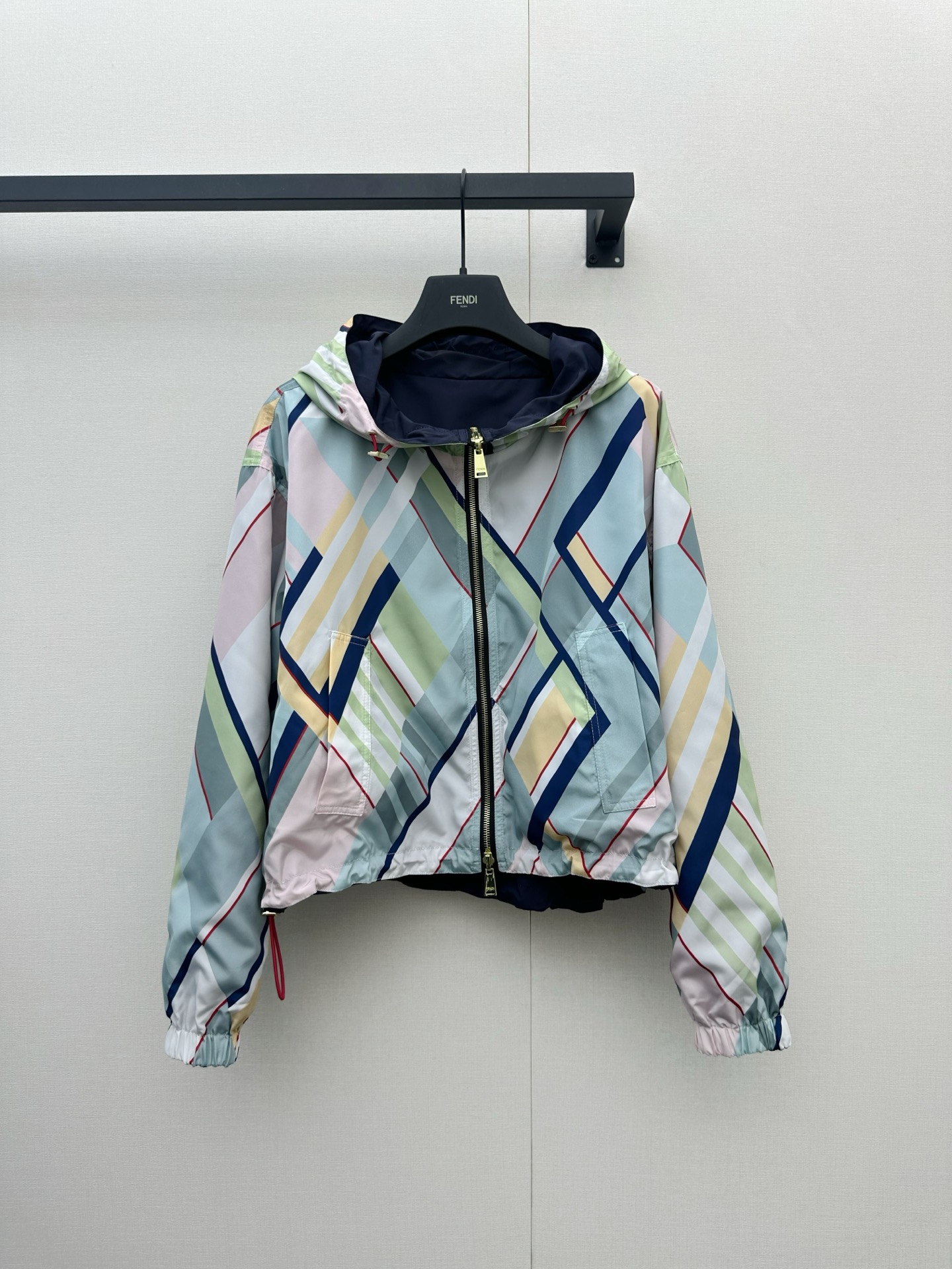 NO:878438,*26new Irregular geometric print short style design is super recognizable, macaron color is fresh and fashionable, light fabric, comfortable and breathable to wear, a must-have for spring and summer!  Exclusively customized imported yb nylon material, double-sided design, suitable for a variety of body types, easy to control when going out, shopping, and traveling!  Easily get a fashionable look, practical and eye-catching, it is the highlight of spring and summer wear!  1:1 awesome version, the latest spring and summer items, look out for the exclusive high version SML,,19860909*26new不规则几何印花短款设计超有辨识度,马卡龙色系清新又时髦轻薄面料,穿着舒适透气,春夏必备！独家定制进口yb尼龙材质,双面版型设计,适合多种身材,日常出街、逛街、出游都能轻松驾驭！轻松get时尚造型,实用又吸睛,是春夏穿搭亮点单品！1:1超赞版型,春夏最新单品,认准独家高版本 SML,,,Women's clothing