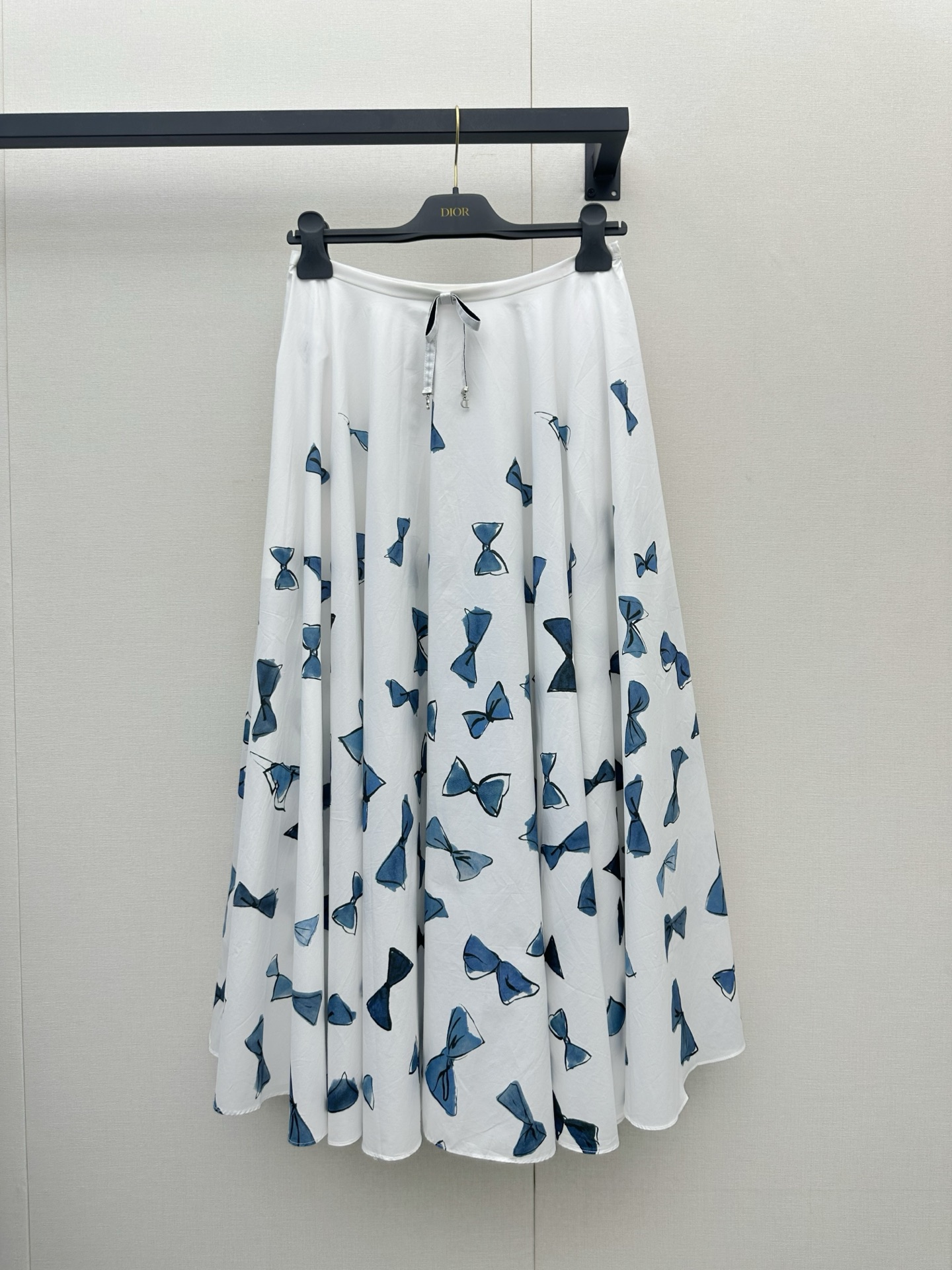 NO:878656,*26new Bow print skirt is made of pure white as the base, embellished with hand-painted blue bow patterns, fresh and smart, showing romantic French elegance!  The three-dimensional bow embellishment at the waist adds a girlish sense of playfulness ~ Exclusively customized imported yb cotton material, carefully selected high-weight pure cotton fabrics, the texture is crisp, delicate, skin-friendly and breathable. The excellent drape gives the skirt a natural and smooth umbrella silhouette, making it elegant when walking. Whether it is paired with a simple white T or an exquisite shirt, it can easily interpret the high-end texture and light summer style. It is a styling tool not to be missed by elegant women who pursue quality and fashionable taste!  1:1 Awesome version, the latest spring and summer items, look for the exclusive high version, in stock SML,,skirts,shirts,19860909*26new蝴蝶结印花半身裙以纯净白色为底,点缀手绘风格的蓝色蝴蝶结图案,清新灵动间流露浪漫法式优雅！腰间立体蝴蝶结点缀增添少女俏皮感～独家定制进口yb棉材质,甄选高克重纯棉面料匠心打造,质感挺括细腻且亲肤透气,卓越的垂坠感赋予裙身自然流畅的伞摆轮廓,行走间飘逸生姿,无论是搭配简约白T还是精致衬衫,皆能轻松演绎高版本的高级质感与夏日轻盈格调,是追求品质与时尚品味的优雅女性不可错过的造型利器！1:1超赞版型,春夏最新单品 认准独家高版本 现货 SML,,skirts,shirts,,Women's clothing