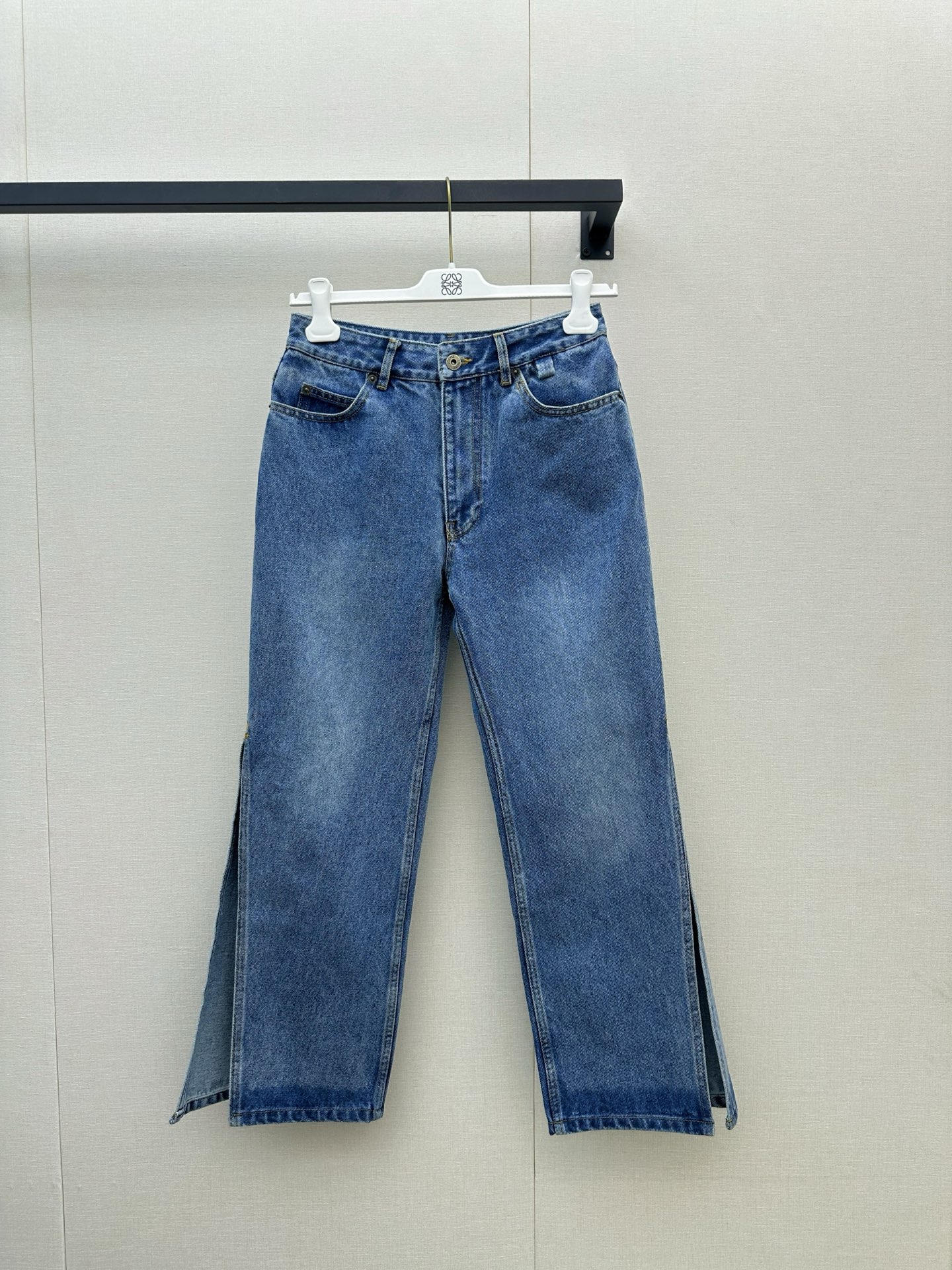 NO:878662,Loewe high-end original quality LW wear, Paula’s Ibiza summer limited jeans, side slit design jeans, hiding fat and slimming, can also be worn for daily commuting with a high-end sense of relaxation, pure cotton fabric, skin-friendly and breathable, super comfortable to wear in summer!  Paired with fungus-edged knitted sleeveless vest, short sleeves, suspenders, versatile item, single color SML, loewe, jeans, T-shirt,19860909Loewe高端原单品质 LW穿搭,Paula’s Ibiza夏日限定 侧边开衩设计牛仔裤,藏肉显瘦,日常通勤也能穿出高级松弛感,纯棉面料,亲肤透气,夏天穿超舒服！搭配木耳边针织无袖背心,短袖,吊带,百搭单品,单色SML,,loewe,jeans,T-shirt,,Women's clothing
