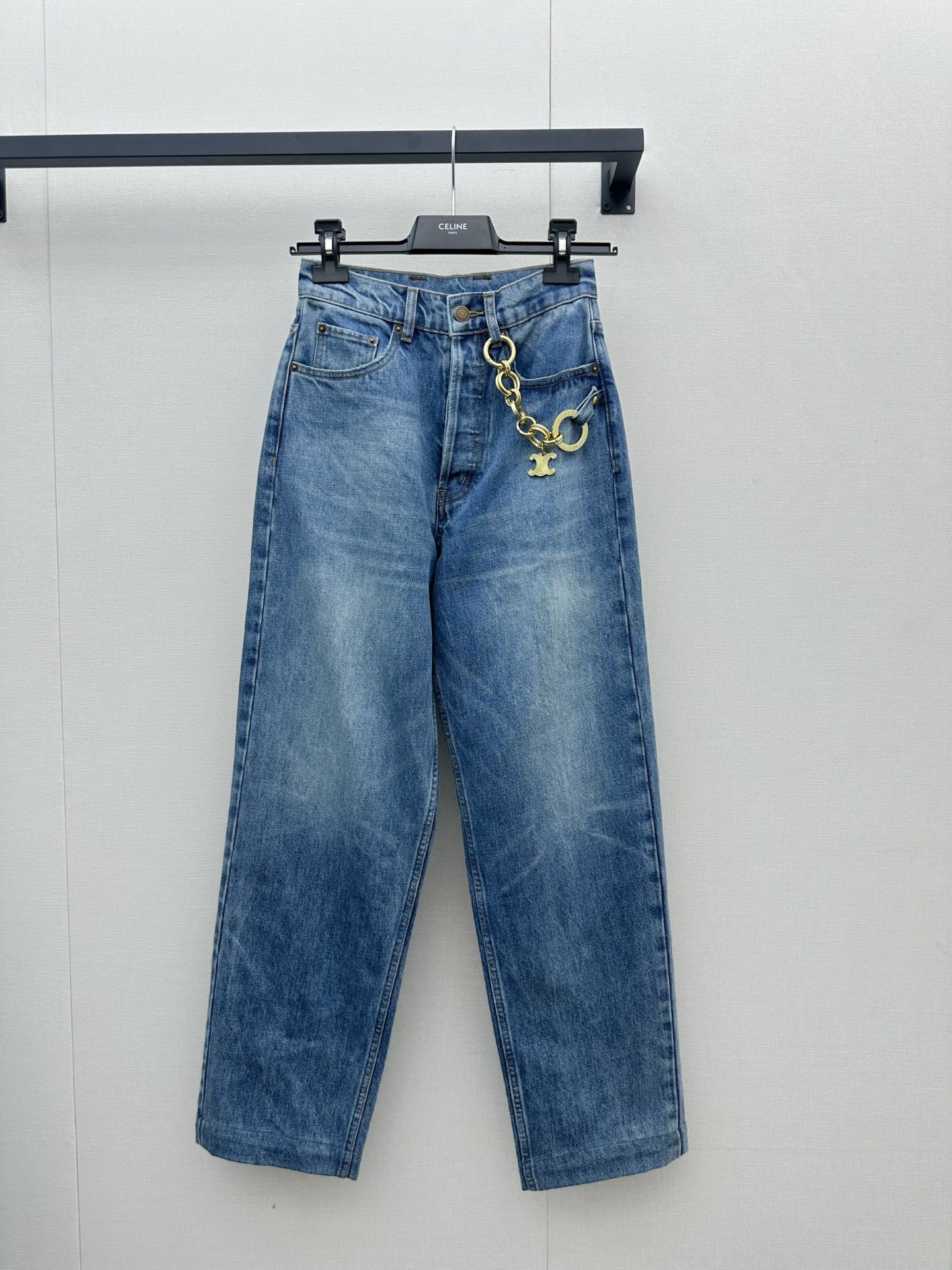 NO:878665,CE god pants reproduce metal pendant design jeans!  A little thought on the design of the Arc de Triomphe metal pendant. The custom-washed imported fabric has a great texture!  Simple, rough and versatile, a fashionable high street artifact!  The version lengthens your legs infinitely!  The imported washed denim fabric makes your upper body look slimmer!  The workmanship quality of imported machines depends on the details!  Two-color S.M.L.,,jeans,19860909CE神裤再现金属挂件设计牛仔裤！凯旋门金属吊坠设计小心思.定制洗水进口面料质感超赞！简单粗暴百搭高街时髦炸街神器！版型无限拉大长腿！进口洗水牛仔面料上身巨显瘦！进口机做工品质看细节！两色S.M.L.,,jeans,,Women's clothing
