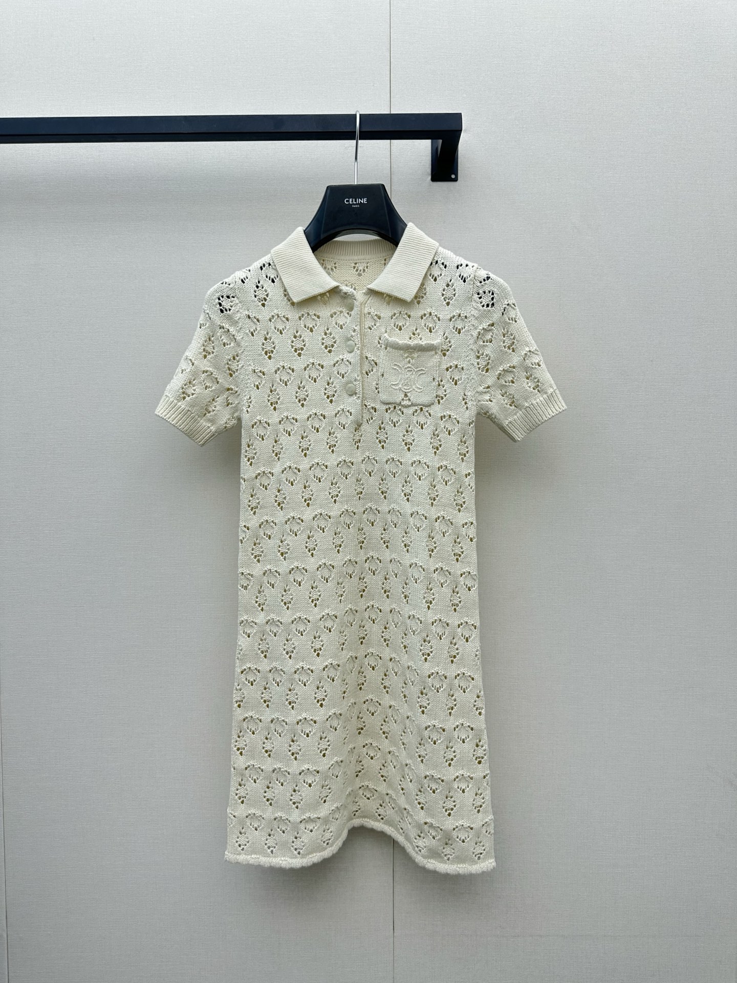 NO:878669,*26new Arc de Triomphe logo embroidered knitted Polo dress, cream color, super gentle~ Soft and close-fitting, super comfortable to wear in summer!  Lapel design + chest logo, simple and recognizable, exclusively customized imported yb cotton material, embellished with classic logo embroidery patterns, the classic pattern makes the upper body look white!  The slim fit is stretchy, and the upper body modifies the proportions of the body line, easily creating a lazy and high-end look!  Can be worn daily or on vacation, comfortable and fashionable, classic and versatile items that you can wear with your eyes closed ~ 1:1 awesome version, the latest spring and summer items, serious and exclusive high version, in stock SML,,skirts,19860909*26new凯旋门徽标刺绣针织Polo连衣裙 奶油色超温柔～ 柔软贴身,夏天穿超舒服！翻领设计+胸前Logo,简约又有辨识度独家定制进口yb棉材质,经典徽标刺绣图案点缀,经典图案上身巨显白！修身版型有弹力,上身修饰身线比例,轻松打造慵懒高级感！日常、度假都能穿,舒适又时髦,经典百搭单品闭眼入～1:1超赞版型,春夏最新单品 认真独家高版本 现货 SML,,skirts,,Women's clothing