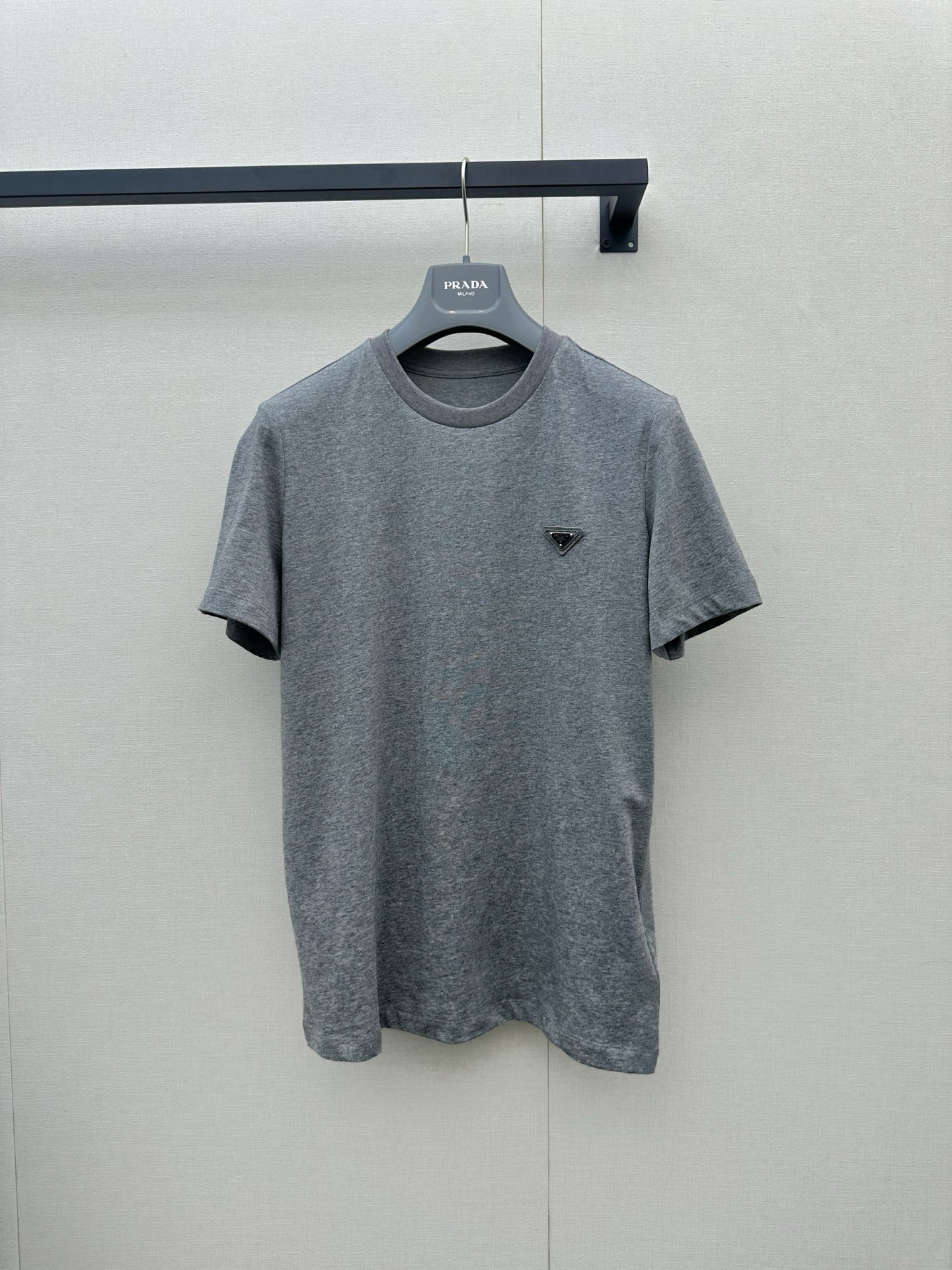 NO:878671,*26new Classic Triangle Logo Round Neck Short Sleeve Front Shoulder Slightly Wide Version Upper Body Modifies Body Line Proportions, Classic Enamel Triangle Logo Embellishment on the Chest, Low-key without Losing Brand Recognition ~ Exclusively customized imported yb cotton material, elegant and elegant gray color suitable for different occasions. The round neck design modifies the slender neck, and the slightly wide version is a versatile item that perfectly captures the French lazy atmosphere and can be worn all year round!  1:1 Awesome version, the latest spring and summer items, look out for the exclusive high version, in stock SML, T-shirt,19860909*26new经典三角徽标圆领短袖正肩微阔版型上身修饰身线比例,胸前经典珐琅三角标点缀,低调不失品牌辨识度～独家定制进口yb棉材质,素雅大方的灰色适配不同场合造型,圆领设计修饰脖颈纤细,微阔版型更是将法式慵懒气息完美拿捏一年四季都能穿的万能单品！1:1超赞版型,春夏最新单品 认准独家高版本 现货 SML,,T-shirt,,Women's clothing