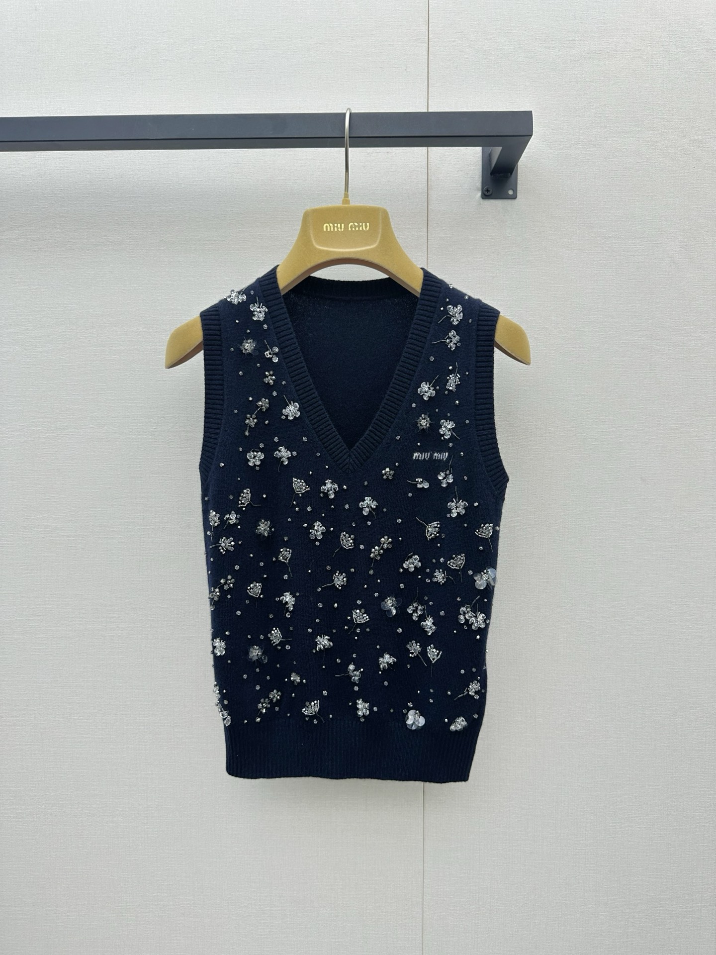 NO:878673,*26new Heavy Industry Customized V-neck Sleeveless Vest Vest with hand-stitched sequins and floral element stitched design. When layered and worn alone, it brings a gentle and elegant atmosphere ~ Exclusively customized imported yb cashmere material, logo letter pattern design on the chest, simple and elegant!  A style that can be easily worn for daily commuting or casual outings!  1:1 awesome version, the latest spring and summer items, look out for the exclusive high version SML,,19860909*26new重工订钻V领无袖背心马甲手工缝钻亮片工艺,花朵元素缝钻设计,叠搭单穿都是自带温柔优雅气息～独家定制进口yb山羊绒材质,胸前徽标字母图案设计,简洁不失大方！日常通勤或休闲外出都能轻松自如驾驭的风格！1:1超赞版型,春夏最新单品,认准独家高版本 SML,,,Women's clothing