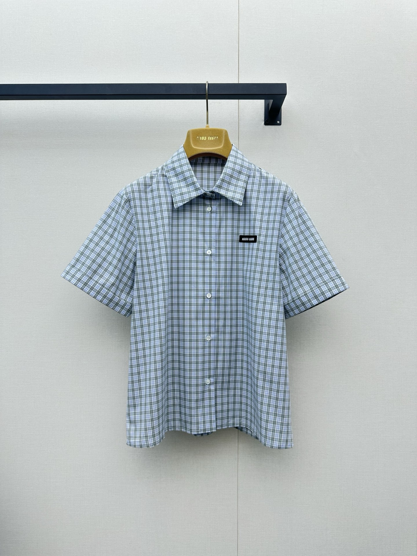 NO:878675,*26new The upper body of the light green contrast plaid short-sleeved shirt has a refreshing academic feel. The loose version can be worn open. It can be easily worn in any shape to reveal a little inner wear to add a sense of layering~ It will not look monotonous. The light-colored upper body has a summery feel. It is very photogenic. The exclusive custom-made imported yb cotton material is embellished with classic brand letters on the chest. It is a 'refreshing base' for the entire look. The upper body has a college feeling!  It looks great with any combination ~ 1:1 awesome version, the latest spring and summer items, look for the exclusive high version SML, shirts, T-shirt,19860909*26new浅绿撞色格纹短袖衬衫上身自带清爽学院感,宽松版型可以敞开穿,内搭任意造型简单露出一点内搭增加层次感～不会显得单调,浅色上身自带夏日感,拍照很出片独家定制进口yb棉材质,胸前经典品牌字母刺绣点缀,是整个造型的“清爽基底”适配度超高,上身自带学院感！随意搭配都超好看～1:1超赞版型,春夏最新单品,认准独家高版本 SML,,shirts,T-shirt,,Women's clothing