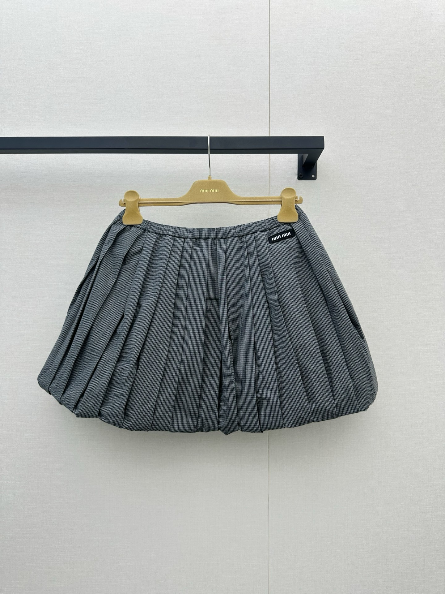 NO:878679,*26new Lete series Houndstooth pleated bud hem skirt has a glossy color and texture~ It has the age-reducing effect of a tutu skirt, and it has a unique college atmosphere of the miu series when matched with it~ Exclusively imported and customized yb cotton material, classic brand logo embellished on the waist, customized fabric with a satin-like layering, loose version of the upper body without pressure, with its own high-end texture. To wear it, you must have a 1:1 awesome version, the latest spring and summer item, look for the exclusive high version  SML,,miumiu,skirts,silk fabric,19860909*26new Lete系列 千鸟格百褶花苞裙摆短裙自带光泽感的色泽质感～自带蓬蓬裙的减龄效果,随意搭配都有miu系独有的学院气息～独家进口定制yb棉材质,腰间经典品牌徽标章仔点缀,定制面料自带绸缎感的层次感,宽松版型上身无压力,自带高级质感穿搭必须拥有1:1超赞版型,春夏最新单品,认准独家高版本 SML,,miumiu,skirts,silk fabric,,Women's clothing