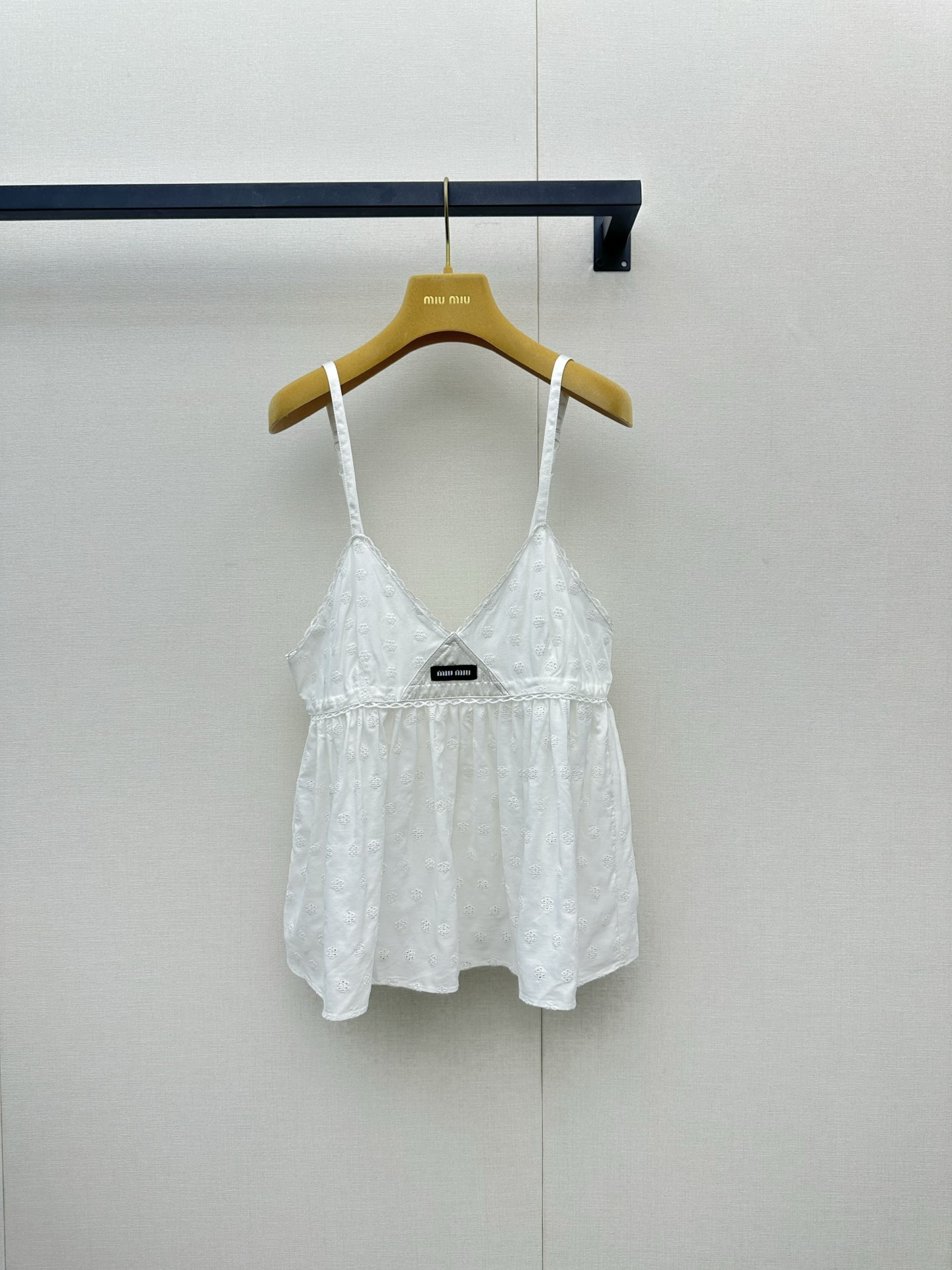 NO:878681,*26new Hollow pattern embroidery lace V-neck suspender Exquisite hollow pattern embroidery and lace craftsmanship, the details are super perfect!  The upper body is sweet and elegant, and the unique girly look of the miu series is unmistakable with your eyes closed ~ Exclusively customized imported YB cotton and linen blended material, with classic brand logo embellishment on the chest, the luxurious atmosphere cannot be hidden!  The V-neck sling version of the upper body slims down the neck, and the pleat design on the waist hides the flesh and makes you look slimmer!  Simple matching can easily present a gentle atmosphere ~ 1:1 awesome version. The latest spring and summer items. Look for the exclusive high version SML,,miumiu,19860909*26new镂空花纹刺绣蕾丝花边V领吊带精致的镂空花纹刺绣与蕾丝花边工艺,细节处理超完美！上身甜美又优雅,miu系独有的少女感闭眼入不出错～独家定制进口yb棉麻混纺材质,胸前经典品牌徽标点缀,奢华气息藏不住！V领吊带版型上身修饰脖颈纤细,腰间褶皱设计藏肉又显瘦！简意搭配都能将温柔氛围感轻松呈现～1:1超赞版型 春夏最新单品 认准独家高版本 SML,,miumiu,,Women's clothing