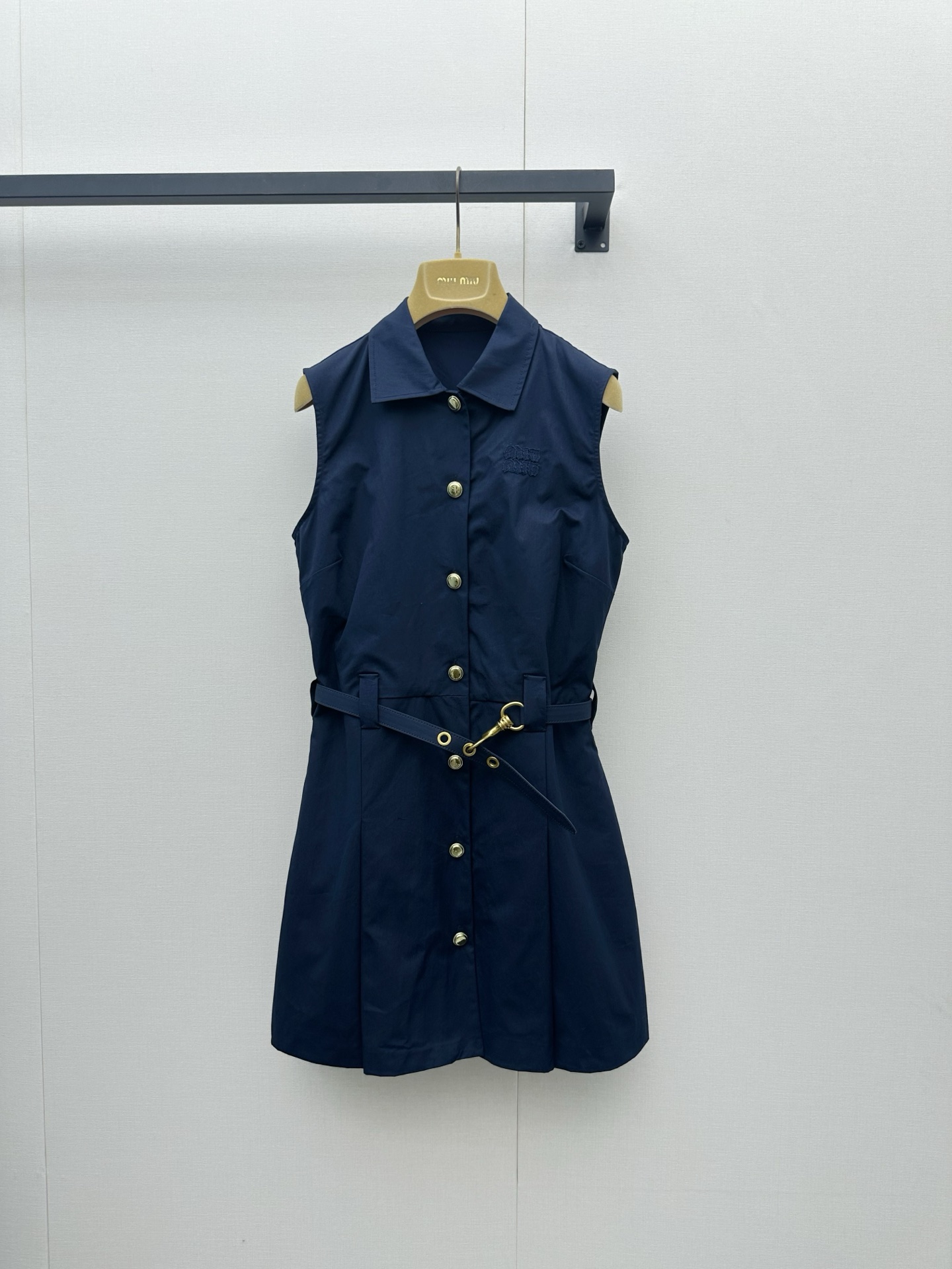 NO:878683,*26new letter logo navy blue sleeveless shirt dress Sleeveless shirt dress perfectly interweaves academic intellectuality with girlish sophistication. The classic lapel design is paired with a row of eye-catching gold buttons, which is not only the visual focus, but also breaks the dullness of dark blue and injects a touch of retro magnificence ~ Exclusively customized imported yb cotton material  The quality, the embroidered logo of the same color on the chest low-key highlights the brand identity. The sleeveless tailoring is neat and refreshing, very suitable for spring and summer wear, and the clever strap design at the waist can easily tighten your graceful figure. Whether worn alone or paired with a see-through bottoming piece, you can easily interpret your 'intellectual style' and high-end sense!  1:1 awesome version, latest spring and summer items, look out for exclusive high version SML, skirts, shirts,19860909*26new字母徽标藏蓝无袖衬衫连衣裙无袖衬衫式连衣裙将学院派的知性与少女的精致完美交织.经典的翻领设计搭配一排醒目的金色纽扣,不仅是视觉焦点,更打破了深蓝色的沉闷,注入了一丝复古的华丽感～独家定制进口yb棉材质,胸口同色系的刺绣Logo低调彰显品牌身份.无袖的剪裁利落清爽,非常适合春夏穿着,而腰间巧妙的袢带设计,则能轻松收束出你的曼妙身姿,无论是单穿还是搭配一件透视打底,都能轻松演绎属于你的“知识分子风”与高级感！1:1超赞版型,春夏最新单品,认准独家高版本 SML,,skirts,shirts,,Women's clothing