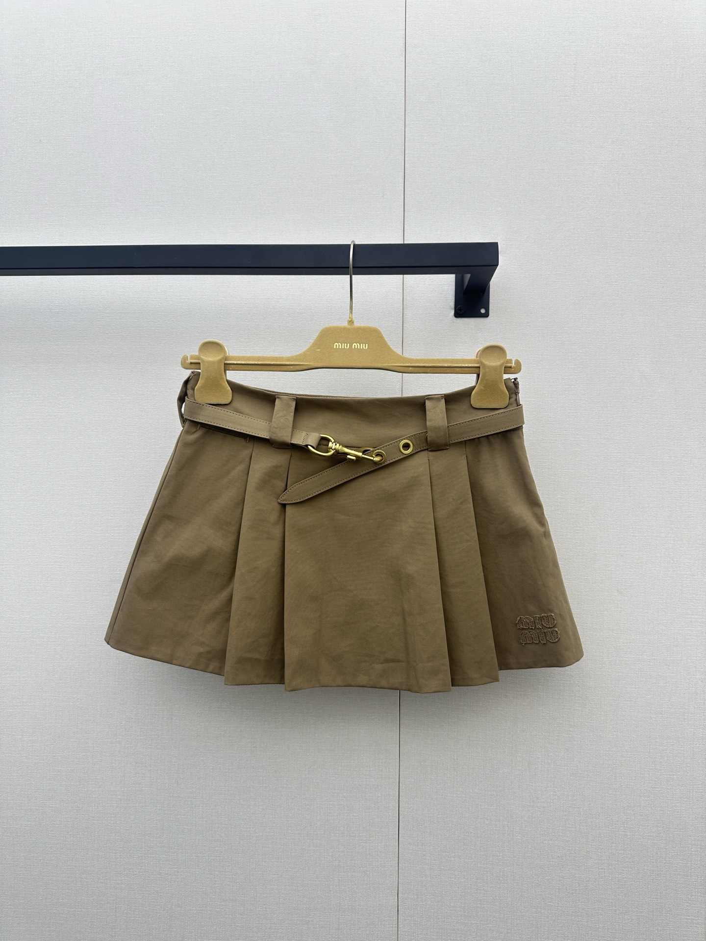 NO:878685,*26new Pleated logo brown belt skirt has a simple and smooth cut, an A-line silhouette that shows off your leg shape, and a khaki color that is fashionable and retro, a must-have for spring and summer!  Exclusively customized imported YB cotton material, the skirt is patched with embroidered letters to highlight the brand's unique recognition, and the waist is designed with a metal belt of the same color to add visual stability. You can easily create a fashionable look with any combination!  1:1 awesome version, latest spring and summer items, look out for exclusive high version SML,,skirts,19860909*26new压褶徽标咖色皮带半裙剪裁简约流畅,A字版型超显腿型,卡其色时髦又复古,春夏穿搭必备！独家定制进口yb棉材质,裙摆贴布绣字母点缀彰显品牌独有的辨识度,腰间同色色金属皮带设计,增添视觉两定,随意搭配都能轻松打造时髦look！1:1超赞版型,春夏最新单品,认准独家高版本 SML,,skirts,,Women's clothing