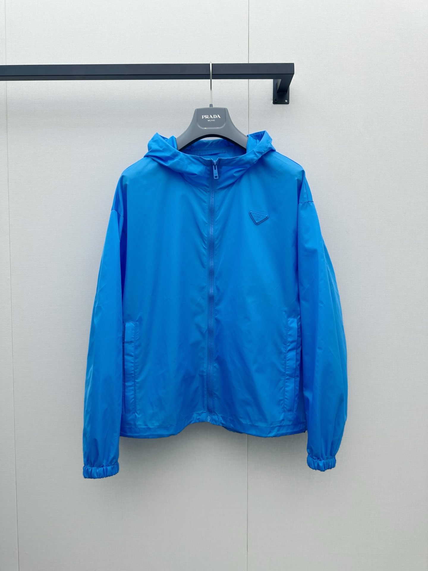 NO:878670,*26new Triangle logo hooded nylon jacket combines urban functional style and minimalist high-end sense into a portable scenery ~ Outlined outline, smooth and neat zipper, windproof hem and waistline, light fabric hides the confidence to cope with changing weather. Exclusively customized imported yb nylon material, matte triangle logo embellishment of the same color with its own high-end texture, the upper body perfectly presents the brand's unique high-end fashion temperament!  It can be used for daily commuting, citywalking or outdoor exploration. The new tag with it is like a 'fashionable protective bag'. You can carry it on your back and rush to the next free and exquisite date ~ 1:1 awesome version, the latest spring and summer items, look out for the exclusive high version SML,, jackets & coats, hats,19860909*26new三角徽标连帽尼龙外套 把都市机能风与极简高级感揉成了随身风景～勾勒轮廓,拉链顺滑利落,下摆束口防风又显腰线,轻盈面料藏着应对多变天气的底气 独家定制进口yb尼龙材质,同色系哑光三角徽标点缀搭配自带高级质感,上身将品牌独有的高级时髦气质完美呈现！日常通勤、citywalk或户外轻探索都能稳稳拿捏氛围,全新带吊牌的它像一份“时髦防护包”,背上就奔赴下一场自由与精致的约会～1:1超赞版型,春夏最新单品,认准独家高版本 SML,,jackets & coats,hats,,Women's clothing