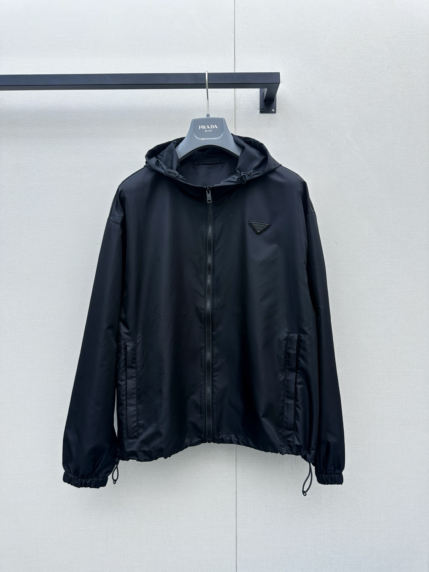 NO:878687,*26new Triangle logo hooded nylon jacket combines urban functional style and minimalist high-end sense into a portable scenery ~ Outlined outline, smooth and neat zipper, windproof hem and waistline, light fabric hides the confidence to cope with changeable weather. Exclusively customized imported yb nylon material, with matte triangle logo embellishment of the same color, with its own high-end texture, the upper body perfectly presents the brand's unique high-end fashion temperament!  It can be used for daily commuting, citywalking or outdoor exploration. The new tag with it is like a 'fashionable protective bag'. You can carry it on your back and rush to the next free and exquisite date ~ 1:1 awesome version, the latest spring and summer items, look out for the exclusive high version SML,, jackets & coats, hats,19860909*26new三角徽标连帽尼龙外套把都市机能风与极简高级感揉成了随身风景～勾勒轮廓,拉链顺滑利落,下摆束口防风又显腰线,轻盈面料藏着应对多变天气的底气 独家定制进口yb尼龙材质,同色系哑光三角徽标点缀搭配自带高级质感,上身将品牌独有的高级时髦气质完美呈现！日常通勤、citywalk或户外轻探索都能稳稳拿捏氛围,全新带吊牌的它像一份“时髦防护包”,背上就奔赴下一场自由与精致的约会～1:1超赞版型,春夏最新单品,认准独家高版本 SML,,jackets & coats,hats,,Women's clothing
