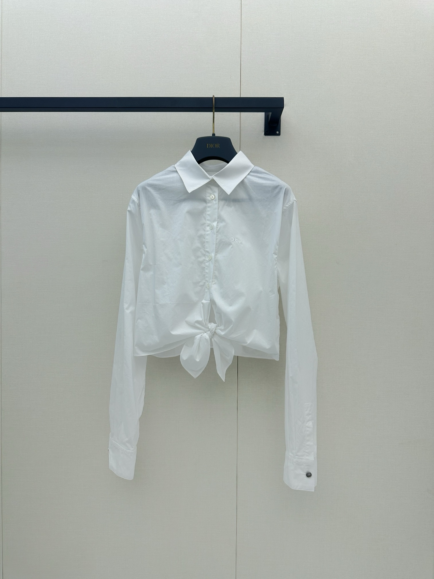 NO:879007,CD's latest spring and summer strapped waist white shirt. Made of pure cotton fabric. Short strapped waist design to modify the waistline. Positive shoulder tailoring enhances the shoulder line. Pinch seam details make the overall more refined. Lapel + long sleeves. Commuting college style. Easy to control in daily life. Pair with high-waisted pants or skirts. Easily get the American old-money style. Ready for sale in one color. sml, skirts, shirts,19860909CD 春夏最新款绑带收腰白衬衫 采用纯棉面料 短款绑带收腰设计 修饰腰线 正肩剪裁提升肩部线条 捏褶收缝细节让整体更精致 翻领+长袖 通勤 学院风 日常都能轻松驾驭 搭配高腰裤或裙装 轻松get美式老钱感穿搭风格 一色现货发售sml,,skirts,shirts,,Women's clothing