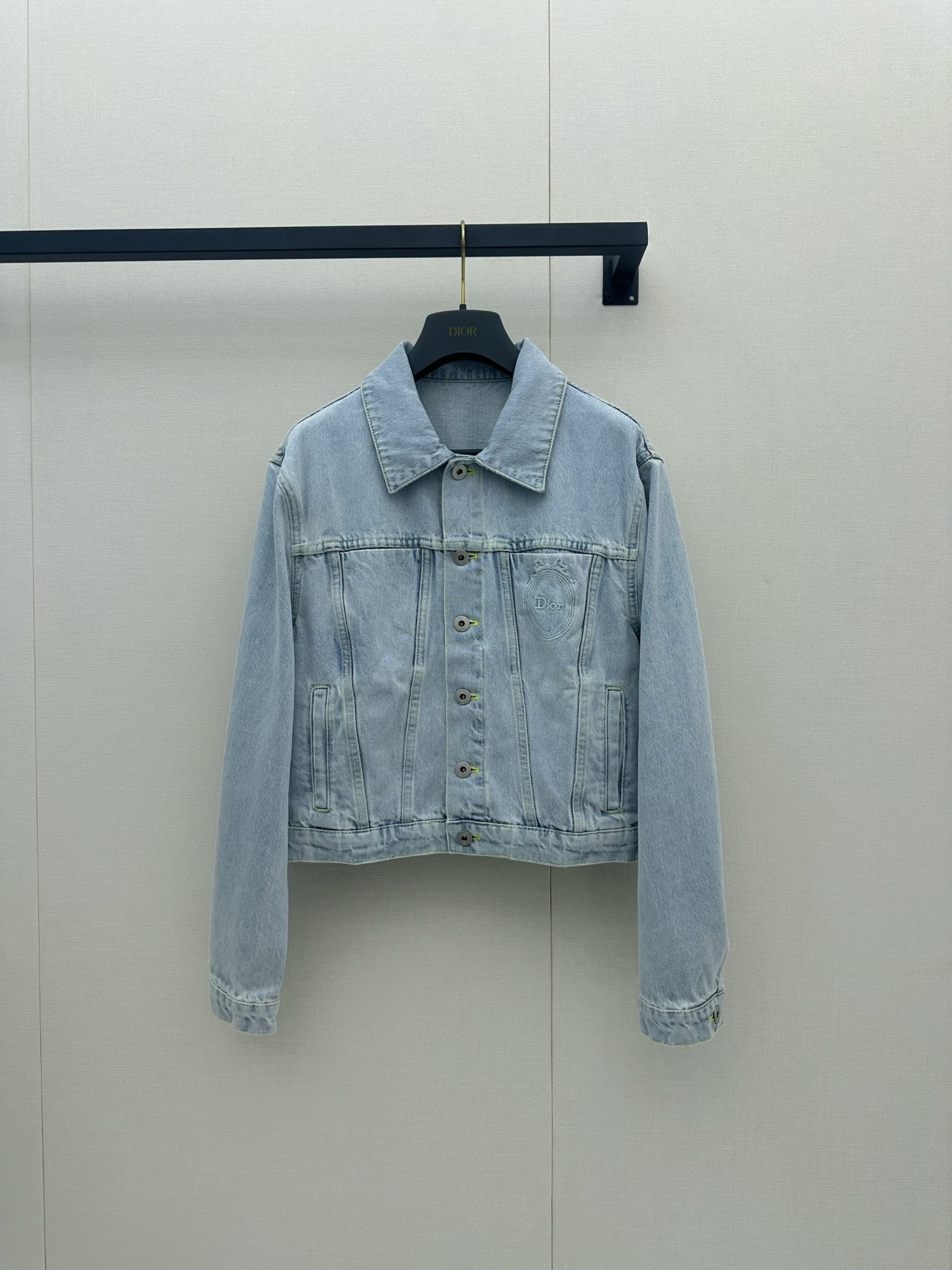 NO:879001,*26new Logo embroidered lapel denim jacket made of light blue washed imported cotton, with three-dimensional tailoring and a loose silhouette. The upper body modifies the proportion of the body line, visually making you look taller and slimmer ~ Exclusively customized imported yb cotton material, the new badge embroidered on the chest is super recognizable, and the details are perfect!  The small details of the custom-engraved logo on the hardware mold are in place, and the layering is up. It can be easily used for daily commuting or leisure. Paired with light-colored jeans or skirts, it is fresh and casual, and you can easily get a high-end look ~ 1:1 awesome version, the latest spring and summer items, look for the exclusive high version SML,,skirts,jeans,jackets & coats,19860909*26new 徽标刺绣翻领牛仔外套浅蓝水洗进口棉质,立体剪裁微廓形宽松,上身修饰身线比例,视觉显高显瘦～独家定制进口yb棉材质,胸前刺绣新徽章超有辨识度,细节满分！五金开模定制刻字logo小细节到位,层次感up,日常通勤或休闲都能轻松驾驭.搭配浅色牛仔裤或裙装,清新随性,轻松get高级感穿搭～1:1超赞版型,春夏最新单品,认准独家高版本 SML,,skirts,jeans,jackets & coats,,Women's clothing