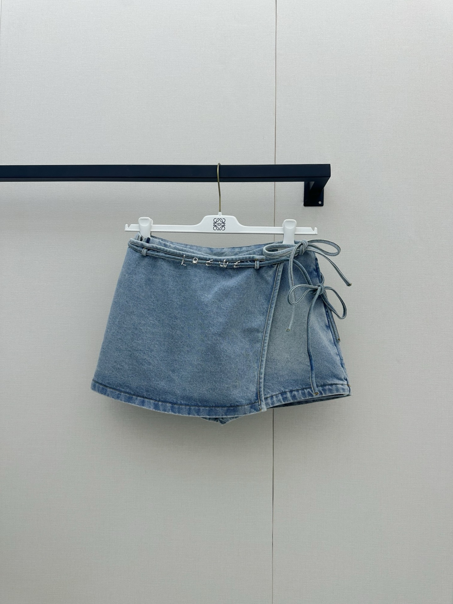 NO:878999,Loewe's 26th new model has unique irregular tailoring to break the dullness, and the smart lace design on the side injects a touch of softness into the tough denim material. It is the elegance of the skirt and the neatness of the trousers. The high-waist version optimizes the proportions and is effortlessly chic. SML,,loewe,skirts,19860909Loewe26年新款 独特的不规则剪裁打破沉闷,侧边灵动的系带设计,为硬朗的丹宁材质注入了一丝柔美.是裙子的飘逸,也是裤装的利落.高腰版型优化比例, effortlessly chic（毫不费力的时髦）.SML,,loewe,skirts,,Women's clothing