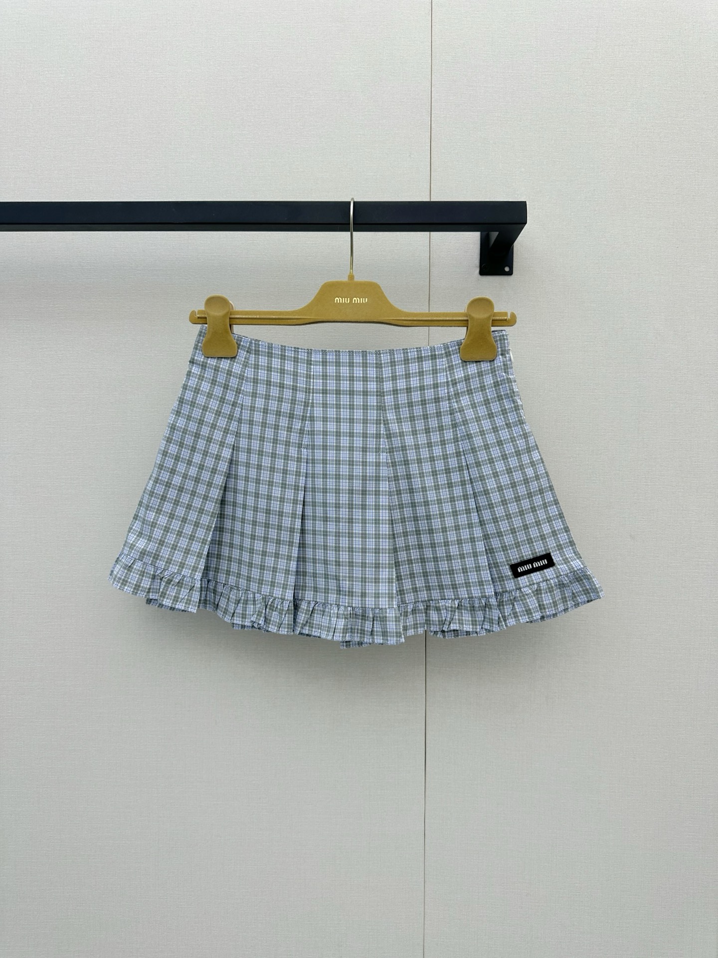 NO:884611,*26new Light green contrasting plaid skirt The upper body has a refreshing academic feel. The loose version can be worn open. It can be easily layered with any shape to reveal a little inner wear to add a sense of layering~ It will not look monotonous. The light-colored upper body has a summery feel, and it is very photogenic!  Exclusively customized imported yb cotton material, the skirt is embellished with classic brand letters, which is the 'refreshing base' of the entire look. It has a high degree of adaptability, and the upper body has a college feel!  It looks great with any combination ~ 1:1 awesome version, the latest spring and summer items, look for the exclusive high version SML,,skirts,19860909*26new浅绿撞色格纹半裙 上身自带清爽学院感,宽松版型可以敞开穿,叠搭任意造型简单露出一点内搭增加层次感～不会显得单调,浅色上身自带夏日感,拍照很出片！独家定制进口yb棉材质,裙摆经典品牌字母刺绣点缀,是整个造型的“清爽基底”适配度超高,上身自带学院感！随意搭配都超好看～1:1超赞版型,春夏最新单品,认准独家高版本 SML,,skirts,,Women's clothing