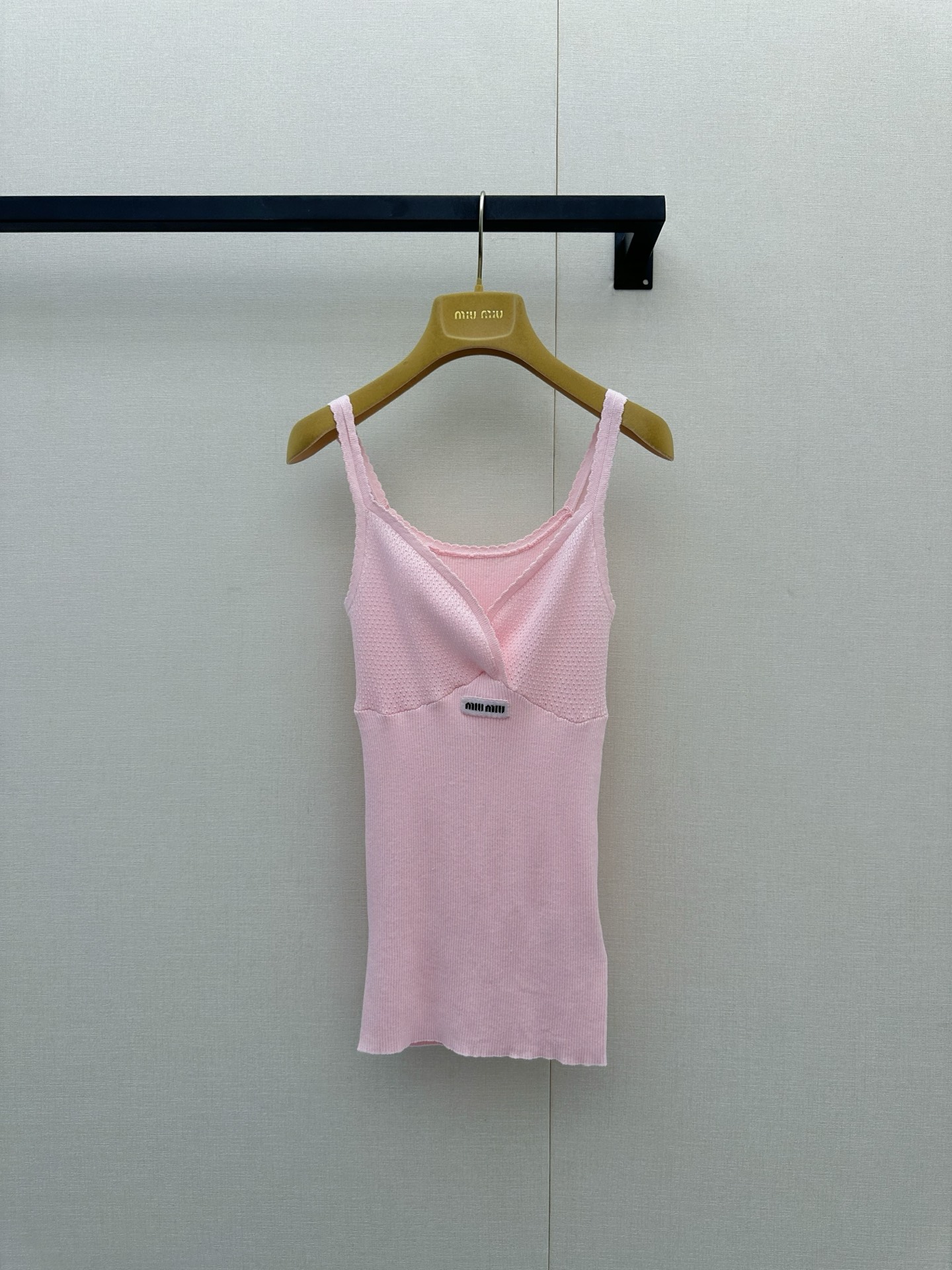 NO:884620,*26new Logo letter lace camisole is a must-have all year round!  Perfect for everyday wear alone or layered!  The slimming version modifies the proportions of the body line, making it stress-free when you close your eyes. Exclusively customized imported yb cotton material, the V-neck version is matched with wavy lace suspender elements, and the classic logo letters on the chest are embellished to make the overall outfit more personalized!  1:1 awesome version, the latest item for early autumn, look out for the exclusive high version SML,,19860909*26new徽标字母蕾丝花边吊带背心常年必备款！日常单穿叠搭都绝美！显瘦收身版型修饰身线比例,闭眼入无压力独家定制进口yb棉材质,V领版型搭配波浪花边吊带元素,胸前经典徽标字母点缀,让整体穿搭更有个性！1:1超赞版型 早秋最新单品 认准独家高版本 SML,,,Women's clothing