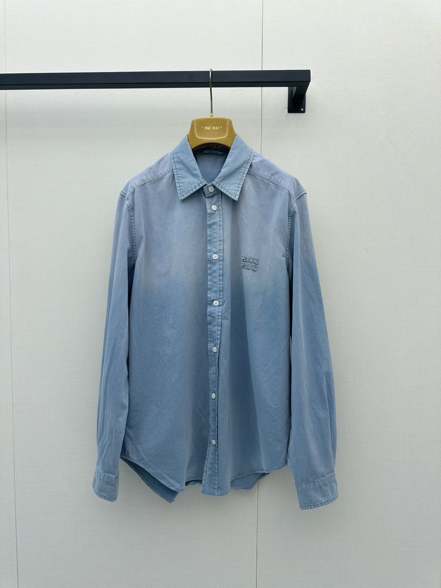 NO:884631,MIU MI*26 new gradient denim shirt really has a spring atmosphere!  The clear washed blue is like wearing a clear sky on your body. The subtle color blending from top to bottom is just right. It not only retains the classic handsomeness of denim, but also adds a light and romantic atmosphere. The slightly loose version comes with a lazy and casual filter, and the classic lapels are matched with a low-key logo of the same color on the chest. There is no unnecessary complexity, but full of high-end quality is hidden in the details.  Feel. The fabric is light and breathable. It is breathable and comfortable to wear alone in spring and summer, or worn as an outer layer over a suspender skirt or a white T. It can easily create a sense of hierarchy. Whether you are commuting or going for afternoon tea on the weekend, it can make you comfortable and exude an effortless sense of fashion. The gentle and healing blue tone is definitely a versatile artifact in the wardrobe this season ~ Size  36/38/40.,,miumiu,skirts,19860909MIU MI*26新款渐变牛仔衬衣真的太有春日氛围感啦！清透的水洗蓝如同把晴朗的天空穿在身上,那种由上至下的微妙色晕染得恰到好处,既保留了丹宁的经典帅气,又多了一份轻盈的浪漫气息.微宽松的版型自带慵懒随性的滤镜,经典的翻领搭配胸前低调的同色系徽标,没有多余的繁杂,却在细节处藏着满满的高级质感.面料轻薄透气,春夏单穿透气舒适,或者作为外搭叠穿在吊带裙、白T外面,都能轻松营造出层次感.无论是通勤还是周末去喝个下午茶,它都能让你在舒适自在中,散发出一种毫不费力的时髦感,温柔又治愈的蓝调,绝对是这个季节衣橱里的百搭神器呀～尺码 36/38/40.,,miumiu,skirts,,Women's clothing