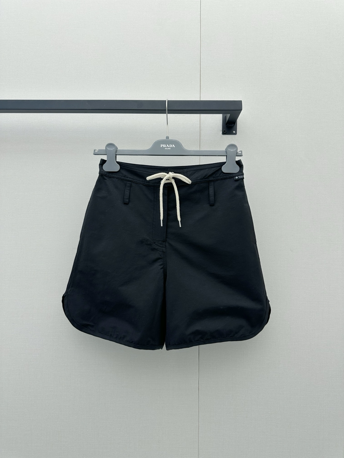 NO:886218,*26new A-line shorts with waist straps are a perfect daily match!  The wide-leg shorts style and slit hem design are figure-friendly!  Exclusively customized imported yb wool material, embellished with classic brand logos on the waist, low-key yet luxurious, you can easily match it with any style to achieve a high-end feel!  The upper body is modified and the leg lines are slim in proportion, making you look taller and slimmer. This versatile item is easy to get!  1:1 awesome version, the latest spring and summer items, look out for the exclusive high version, in stock SML,, shorts,19860909*26new腰间绑带A字短裤日常搭配神仙单品！阔腿短裤版型,裤边开叉设计对身材友好！独家定制进口yb羊毛材质,腰间经典品牌徽标章仔点缀,低调又不失奢华,随意搭配都能轻松拿捏高级感！上身修饰腿部线条比例纤细,显高显瘦的百搭单品轻松get！1:1超赞版型,春夏最新单品,认准独家高版本 现货 SML,,shorts,,Women's clothing