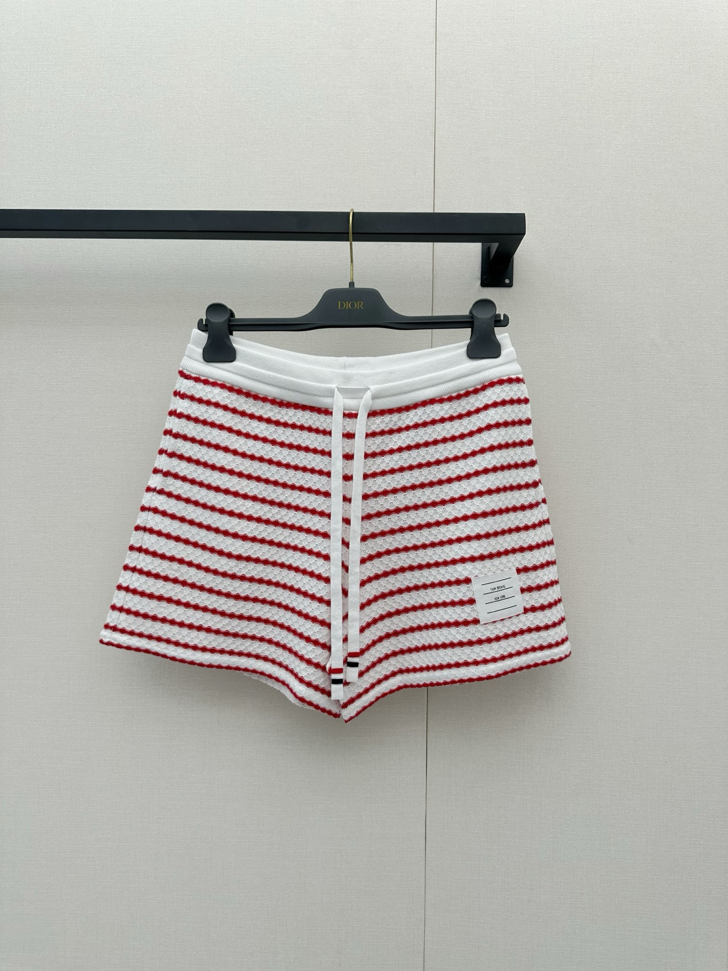 NO:907334,*26new Contrast color striped knitted short-sleeved shorts, 100% cotton bubble texture fabric, soft and breathable, super comfortable to wear in summer!  The right shoulder slim fit makes the upper body slimmer and taller!  The details are perfect, the stripes bring a college style, are refreshing and fashionable. Made of exclusively customized imported yb cotton. The classic brand logo embellishment adds to the detail recognition. The waisted version is perfect for daily commuting, beach vacations and shopping. It is more fashionable when paired with pants of the same series. The striped elements are versatile and can easily create a relaxing atmosphere. It is a must-have item in the summer wardrobe!  1:1 Awesome version, the latest spring and summer items, look for the exclusive high version, SML real shots of large products, shorts, T-shirts,19860909*26new撞色条纹针织短袖短裤 全棉泡泡肌理面料,柔软透气,夏天穿超舒服！正肩修身版型上身显瘦显高！细节满分,条纹自带学院风,清爽又时髦独家定制进口yb棉材质,经典品牌章仔点缀增添细节辨识度,收腰版型超适合日常通勤、海边度假、逛街都OK,搭配同系列裤子更显时尚,条纹元素百搭,轻松打造松弛氛围,是夏季衣橱必备单品！1:1超赞版型,春夏最新单品 认准独家高版本 SML大货实拍,,shorts,T-shirt,,Women's clothing
