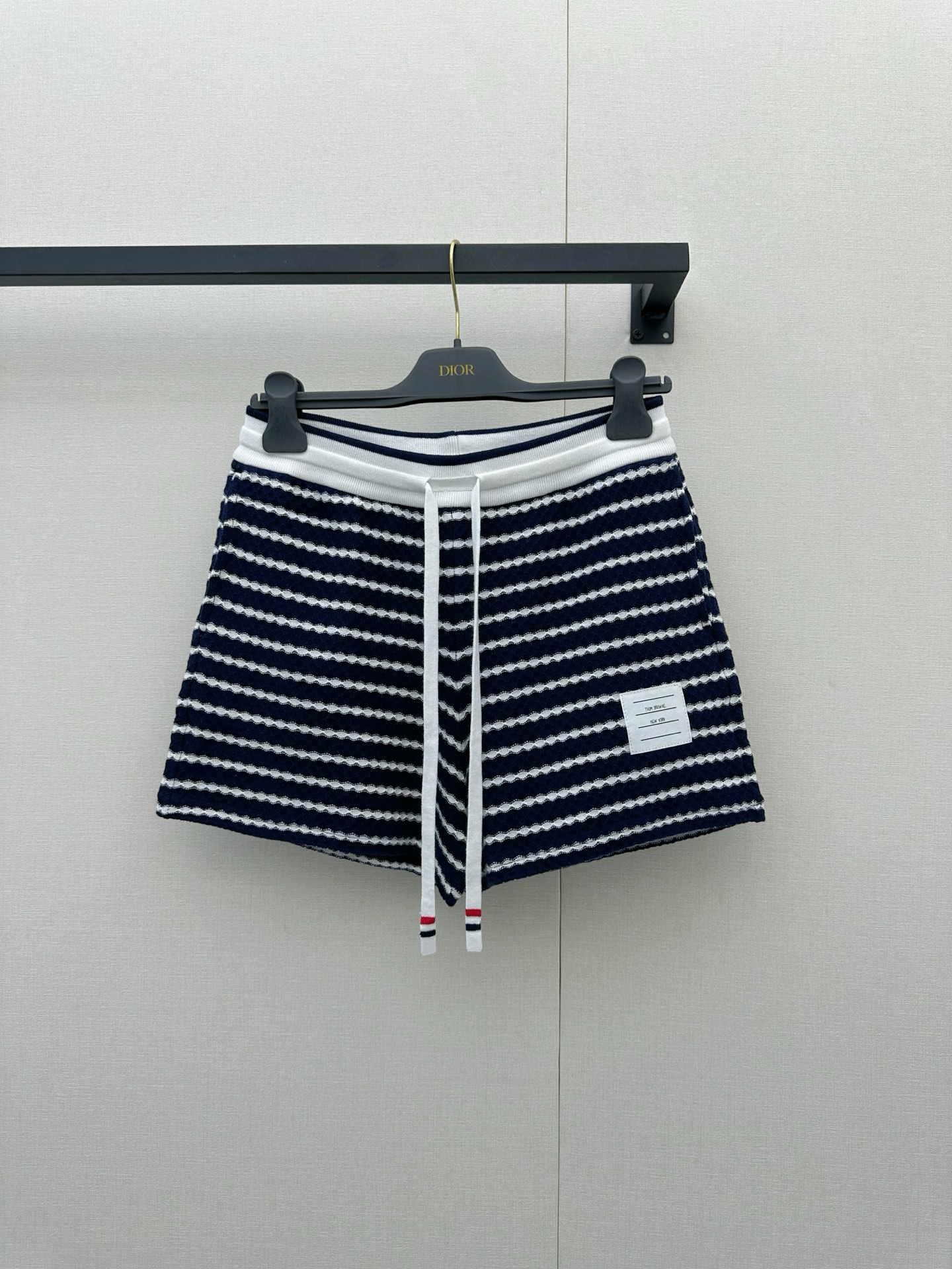 NO:907328,*26new Contrast color striped knitted short-sleeved shorts, 100% cotton bubble texture fabric, soft and breathable, super comfortable to wear in summer!  The right shoulder slim fit makes the upper body slimmer and taller!  The details are perfect, the stripes bring a college style, are refreshing and fashionable. Made of exclusively customized imported yb cotton. The classic brand logo embellishment adds to the detail recognition. The waisted version is perfect for daily commuting, beach vacations and shopping. It is more fashionable when paired with pants of the same series. The striped elements are versatile and can easily create a relaxing atmosphere. It is a must-have item in the summer wardrobe!  1:1 Awesome version, the latest spring and summer items, look for the exclusive high version, SML real shots of large products, shorts, T-shirts,19860909*26new撞色条纹针织短袖短裤 全棉泡泡肌理面料,柔软透气,夏天穿超舒服！正肩修身版型上身显瘦显高！细节满分,条纹自带学院风,清爽又时髦独家定制进口yb棉材质,经典品牌章仔点缀增添细节辨识度,收腰版型超适合日常通勤、海边度假、逛街都OK,搭配同系列裤子更显时尚,条纹元素百搭,轻松打造松弛氛围,是夏季衣橱必备单品！1:1超赞版型,春夏最新单品 认准独家高版本 SML大货实拍,,shorts,T-shirt,,Women's clothing