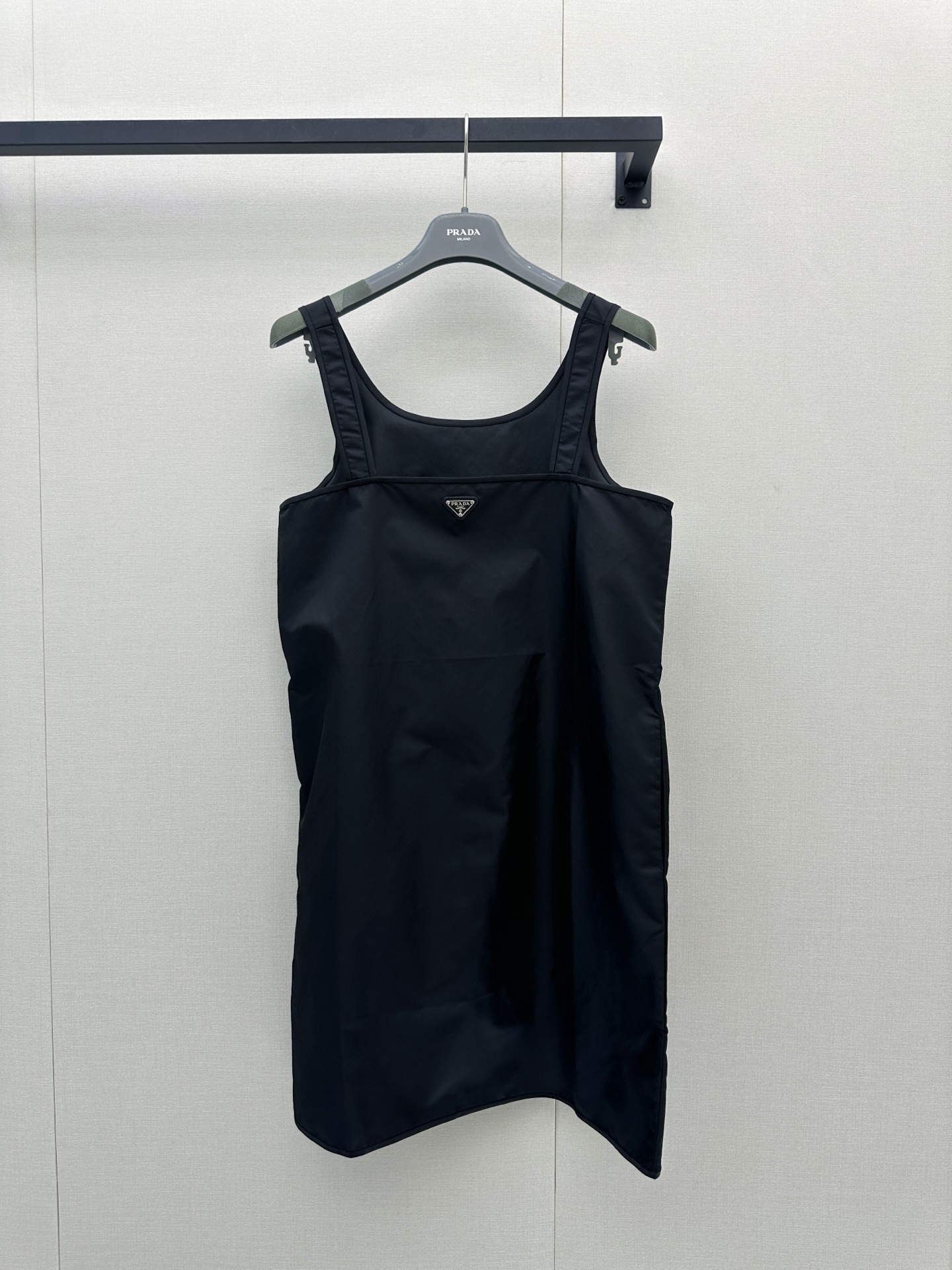 NO:893747,*26new triangle logo doll vest dress reduces age and coexists with exquisiteness!  It looks great when worn alone or layered. Exclusively customized imported yb environmentally friendly nylon material, a doll skirt version with an age-reducing college atmosphere, the classic triangle letter logo embellishment on the chest highlights the brand charm, the wide version does not look bloated on the upper body, and the windproof and waterproof performance ~ 1:1 Awesome version, the latest summer item, look out for the exclusive high version SML, real shots of large goods,,skirts,19860909*26new三角徽标娃娃背心连衣裙减龄与精致大气并存！单穿叠搭都超好看独家定制进口yb环保尼龙材质,自带减龄学院气息的娃娃裙版型,胸前经典三角牌字母徽标点缀彰显品牌魅力,挺阔版型上身不显臃肿,防风防水性能拉满～1:1超赞版型,夏季最新单品 认准独家高版本 SML 大货实拍,,skirts,,Women's clothing