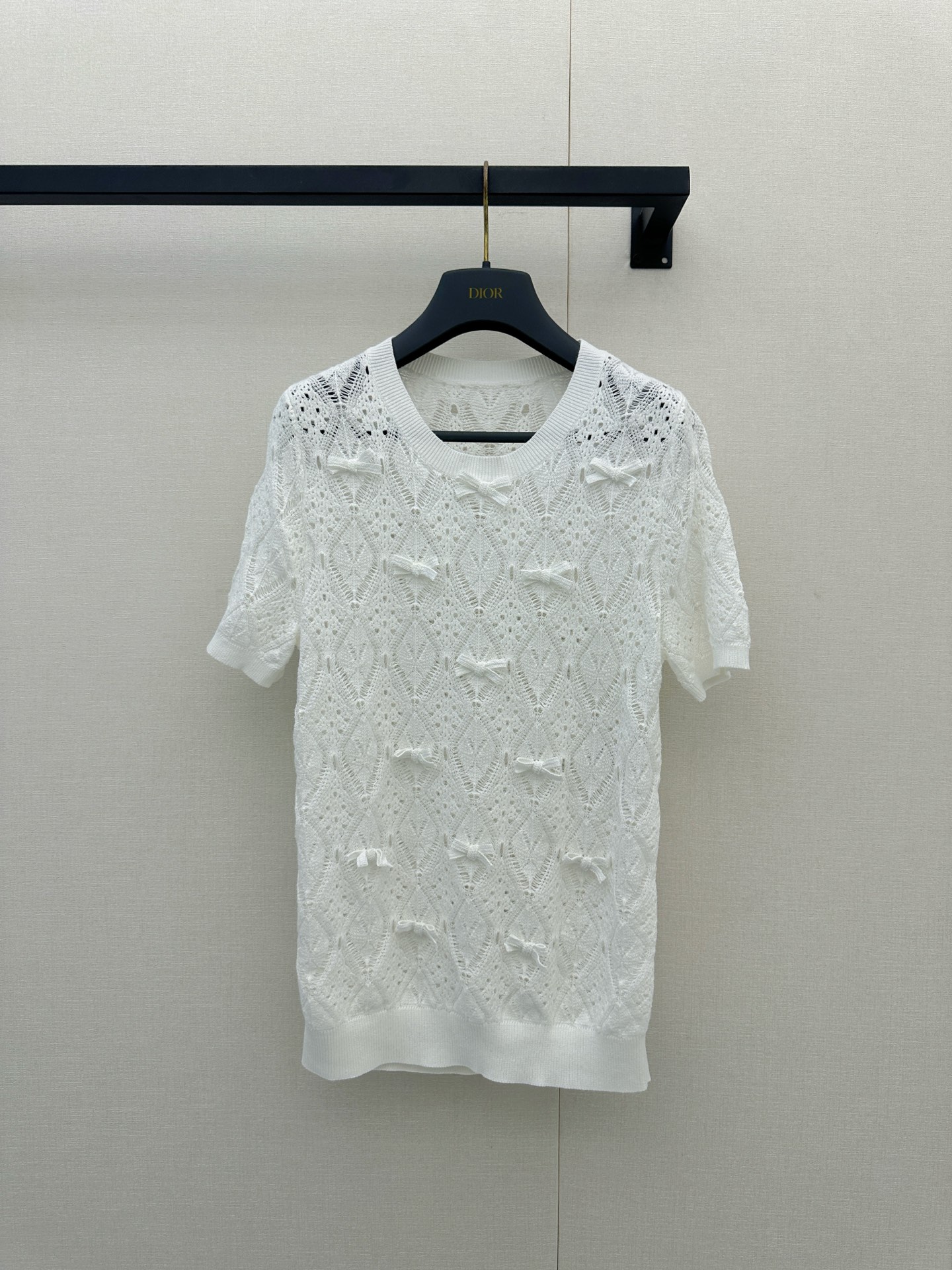 NO:887457,*26new bow-knot hollow knitted top with rhombus hollow + three-dimensional bow design, full of French romantic atmosphere, round neck and short sleeves, light and breathable, super comfortable to wear in spring and summer!  Exclusively customized imported yb cotton material, all-over bow details are exquisite, and the hollowing process enhances the sense of hierarchy. It is very elegant and sweet when worn with jeans or skirts ~ It can be easily used in daily life or light formal occasions. It is one of the classic design representatives of the D family. 1:1 awesome version, the latest item for spring and summer, look for the exclusive high version. In stock SML, dior, skirts, jeans, T-shirt,19860909*26new蝴蝶结镂空针织上衣菱格镂空+立体蝴蝶结设计,法式浪漫氛围感满满圆领短袖,轻盈透气,春夏穿超舒服！独家定制进口yb棉材质,通体蝴蝶结细节精致,镂空工艺提升层次感,搭牛仔裤或半裙都很优雅甜美～日常或轻正式场合都能轻松驾驭,是D家经典设计代表之一 1:1超赞版型,春夏最新单品,认准独家高版本 现货 SML,,dior,skirts,jeans,T-shirt,,Women's clothing