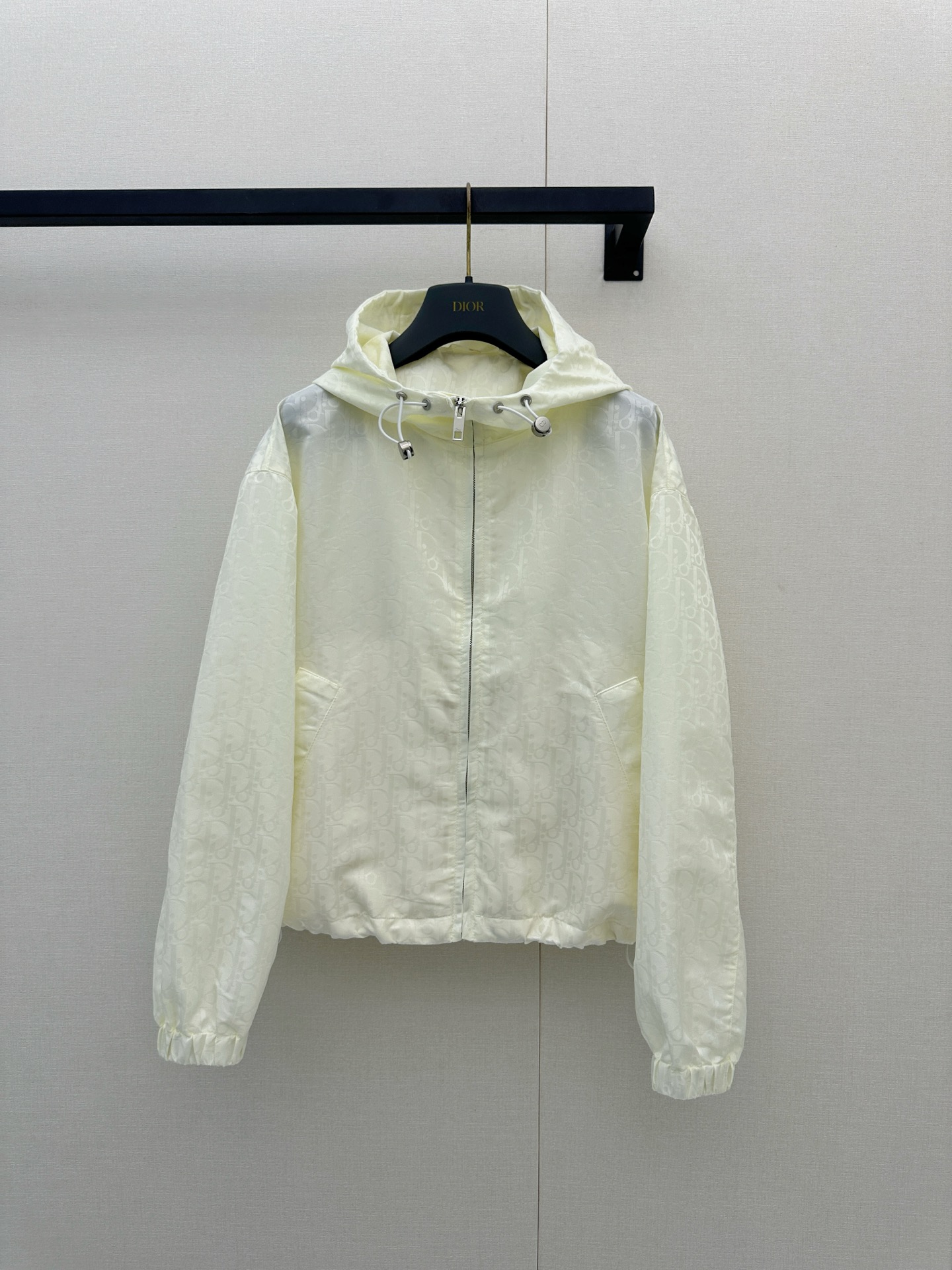 NO:887524,*26new milky apricot color presbyopia hooded jacket imported jacquard assault material, side zipper design for easy putting on and taking off, positioning pleats on the upper body to modify the proportion of the leg line, the length is just right without weighing you down!  Exclusively customized yb imported jacquard weaving material, often seen new classic elements with three-dimensional tailoring and loose version, machine-woven presbyopia craftsmanship, the texture is really great!  Versatile and not picky ~ 1:1 awesome version, the latest item for early spring, look out for the exclusive high version, in stock SML,, jackets & coats, hats,19860909*26new奶杏色老花连帽外套进口提花冲锋材质,侧拉链设计穿脱方便,定位压褶上身修饰腿线比例,长度恰到好处不压个子！独家定制yb进口提花编制材质,常看常新的经典元素搭配立体剪裁宽松版型,对版机织老花工艺,质感真的巨好！百搭又不挑人闭眼入～1:1超赞版型,早春最新单品,认准独家高版本 现货 SML,,jackets & coats,hats,,Women's clothing