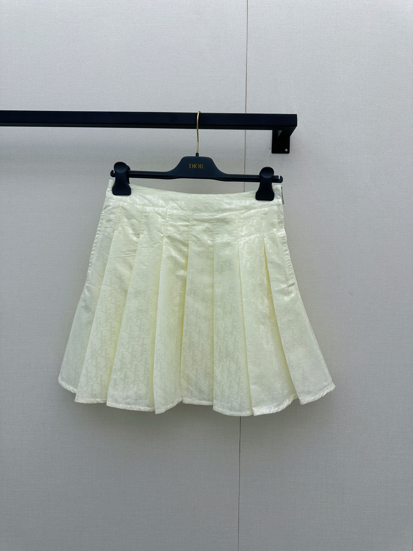 NO:887535,*26new milky apricot color presbyopic skirt is made of imported jacquard assault material. The side zipper design is easy to put on and take off. The pleated upper body is positioned to modify the proportion of the leg line. The length is just right without weighing you down!  Exclusively customized yb imported jacquard weaving material, often seen new classic elements with three-dimensional tailoring and loose version, machine-woven presbyopia craftsmanship, the texture is really great!  Versatile and not picky ~ 1:1 awesome version, the latest item in early spring, look for the exclusive high version. Ready in stock SML, skirts,19860909*26new奶杏色老花半裙进口提花冲锋材质,侧拉链设计穿脱方便,定位压褶上身修饰腿线比例,长度恰到好处不压个子！独家定制yb进口提花编制材质,常看常新的经典元素搭配立体剪裁宽松版型,对版机织老花工艺,质感真的巨好！百搭又不挑人闭眼入～1:1超赞版型,早春最新单品,认准独家高版本 现货 SML,,skirts,,Women's clothing