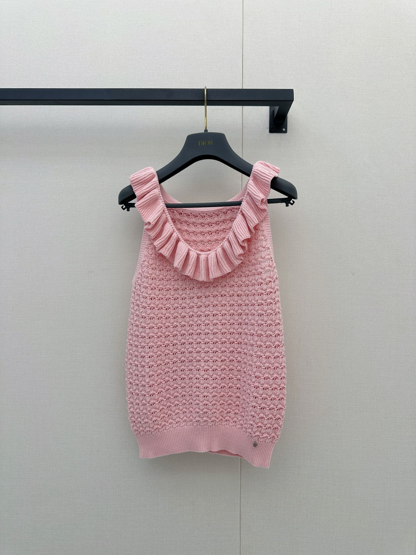 NO:887476,*26new The upper body of the lotus leaf lace hollow knitted vest directly welds French elegance to the body. The hollow knitted vest comes with a soft light filter, and the brand lettering pendant embellishment on the hem adds to the visual appeal!  Exclusively customized imported yb cotton material, the ruffles on the neckline make the shoulders and neck lines super beautiful, the waist-cut version hides the flesh quietly, and high-waisted pants can instantly change the ratio of 30 to 70 points. It is very suitable for daily commuting or dating. It is a versatile white moonlight that can be worn in the wardrobe for many years ~ 1:1 awesome version, the latest spring and summer items, look for the exclusive high version, ready-made SML,,19860909*26new荷叶花边镂空针织背心上身直接把法式优雅焊在身上镂空针织自带柔光滤镜,下摆品牌刻字吊坠点缀增添视觉吸睛感！独家定制进口yb棉材质,领口荷叶边衬得肩颈线条超美,收腰版型悄悄藏肉,搭高腰裤秒变三七分比例,日常通勤或约会穿都很合适,是衣柜里能穿很多年的百搭白月光~1:1超赞版型,春夏最新单品,认准独家高版本 现货 SML,,,Women's clothing