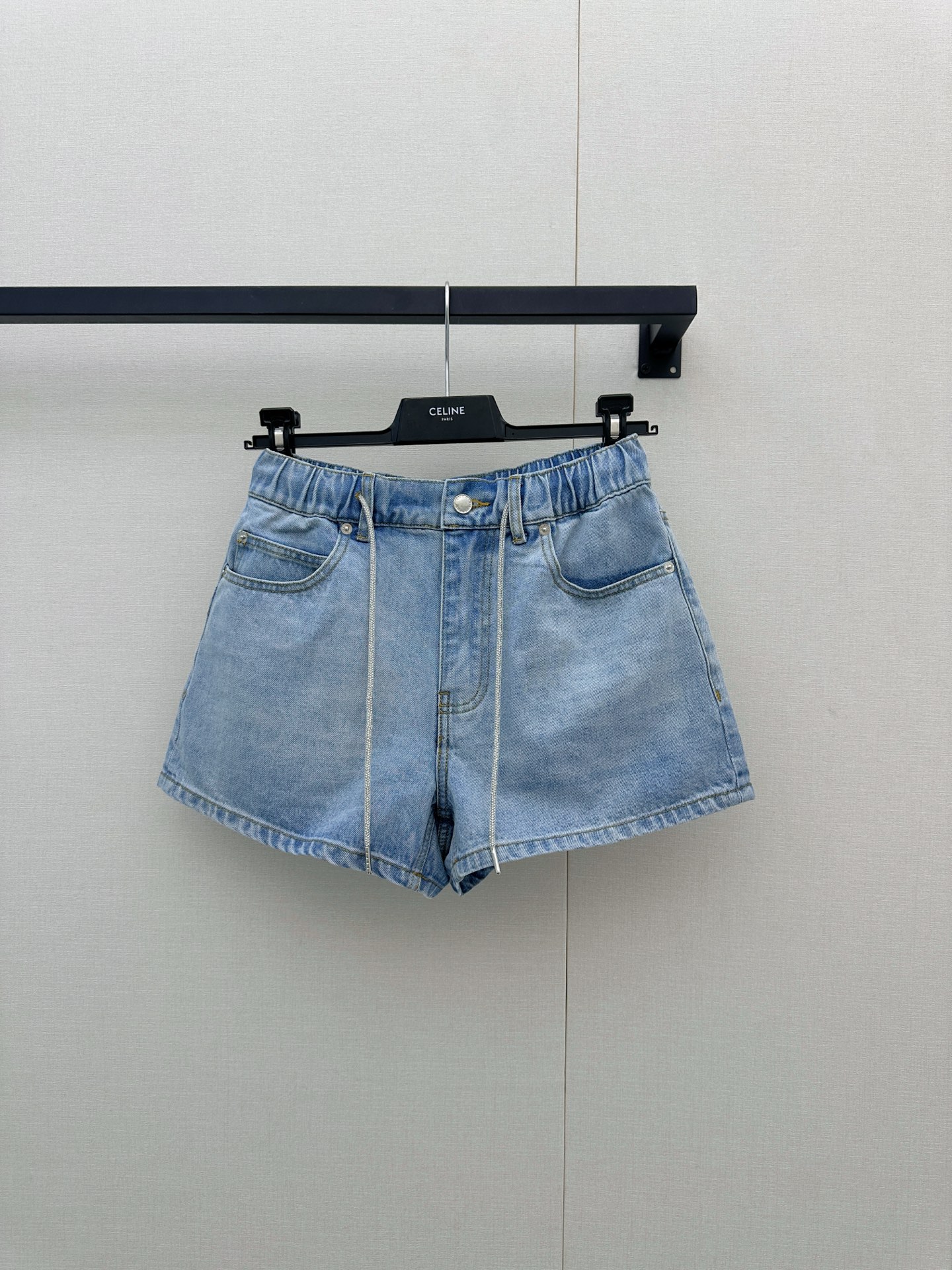 NO:887484,*26new hot-drilled drawstring elastic waist denim shorts are super friendly to the figure, with loose legs and elastic design on the back waist, which makes you look slimmer and heightens your body proportions. Exclusively customized imported yb cotton material, the waist drawstring is made of hot-drilled elements, and the outer ring is wrapped with fishing line mesh. The small details are perfect!  The classic leather tag on the back waist is embellished, low-key yet recognizable, the A-line version is easy to control, a must-have versatile item for hot girls ~ 1:1 awesome version, the latest spring and summer items, look for the exclusive high version. Ready in stock SML, shorts,19860909*26new烫钻抽绳松紧腰牛仔短裤对身材包容度超友好的裤型,宽松裤腿后腰松紧设计,显瘦又拉高身线比例.独家定制进口yb棉材质,腰间抽绳做烫钻元素,外圈渔线织网包边,小细节完全满分！后腰经典皮牌点缀,低调又不失辨识度,A字版型轻松驾驭,辣妹必入百搭单品～1:1超赞版型,春夏最新单品,认准独家高版本 现货 SML,,shorts,,Women's clothing