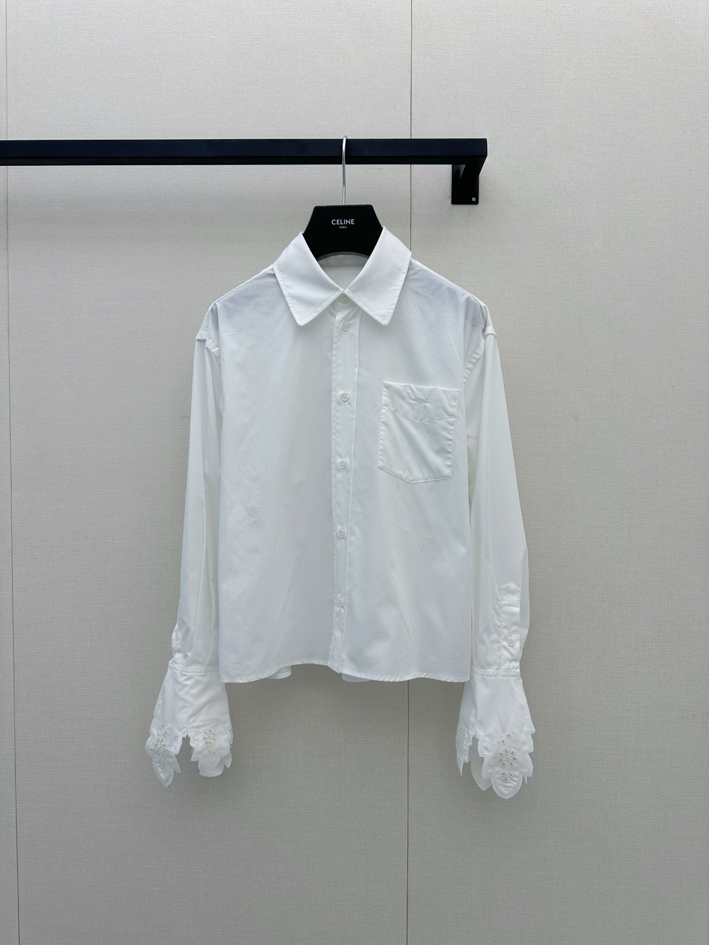 NO:893758,*26new white loose shirt with embroidered armband logo, classic lapel + loose tailoring, cuffs and hem are very loose, simple and high-end, clean fit style will never go out of style!  It’s easy to own the lean quality that is always unique to the brand!  Exclusively customized imported yb cotton material, armbands are embroidered with the Arc de Triomphe logo in the same color, mother-of-pearl buckles are designed with brand letters and logos, and the style is short at the front and long at the back. It can easily create a minimalist style whether worn alone or layered, and is suitable for daily commuting. CELINE's consistent exquisite craftsmanship and design sense are a must-have for fashionistas!  1:1 awesome version, the latest spring and summer items, look out for the exclusive high version, SML real shots of large products, celine, shirts,19860909*26new袖标刺绣徽标白色宽松衬衫 经典翻领+宽松剪裁,袖口和下摆都很有松弛感,简约又高级,Clean fit造型感永远不过时！品牌一贯独有的精益品质轻松拥有！ 独家定制进口yb棉材质,袖标同色系凯旋门徽标刺绣点缀,贝母扣做品牌字母logo设计,前短后长宽松版型,无论单穿还是叠搭,都能轻松打造极简风,通勤日常都很适合.CELINE一贯的精致工艺和设计感,时髦精们必入！1:1超赞版型,春夏最新单品,认准独家高版本 SML大货实拍,,celine,shirts,,Women's clothing