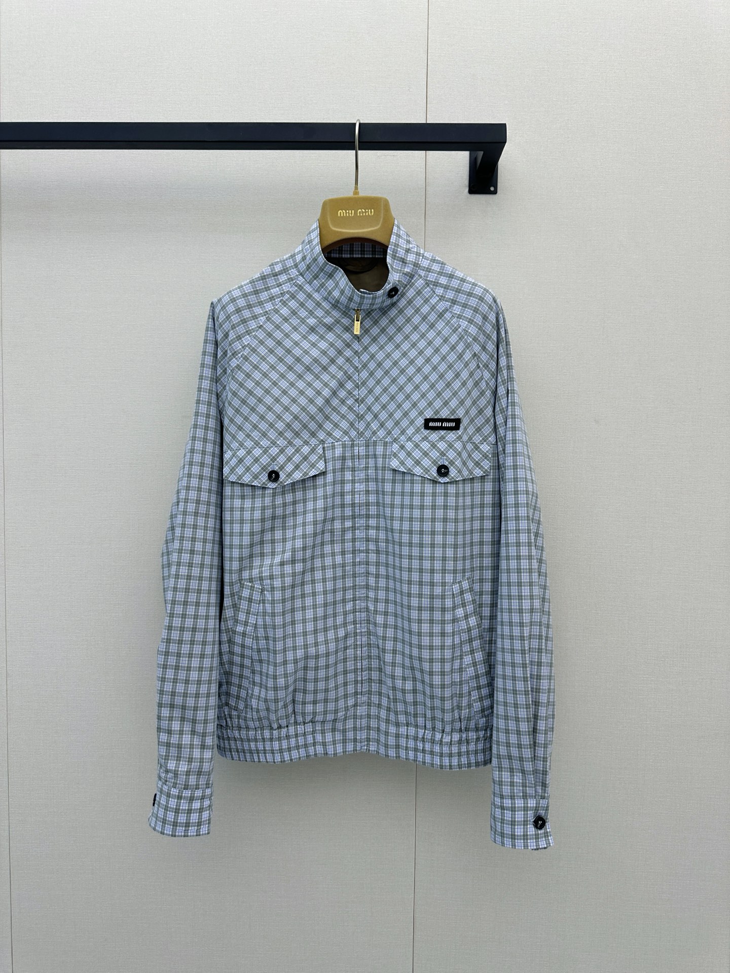 NO:887493,*26new The upper body of the light green contrasting plaid jacket has a refreshing academic feel. The loose version can be worn open, and the inner part can be easily exposed to add a sense of layering to any style~ It will not look monotonous. The light-colored upper body has a summery feel, and it is very photogenic!  Exclusively customized imported YB cotton material, embellished with classic brand letters on the chest, it is the 'refreshing base' of the entire look and has a high degree of adaptability, and the upper body has a college feel!  It looks great with any combination ~ 1:1 awesome version, the latest spring and summer items, look for the exclusive high version SML,, jackets & coats,19860909*26new浅绿撞色格纹外套上身自带清爽学院感,宽松版型可以敞开穿,内搭任意造型简单露出一点内搭增加层次感～不会显得单调,浅色上身自带夏日感,拍照很出片！独家定制进口yb棉材质,胸前经典品牌字母刺绣点缀,是整个造型的“清爽基底”适配度超高,上身自带学院感！随意搭配都超好看～1:1超赞版型,春夏最新单品,认准独家高版本 SML,,jackets & coats,,Women's clothing