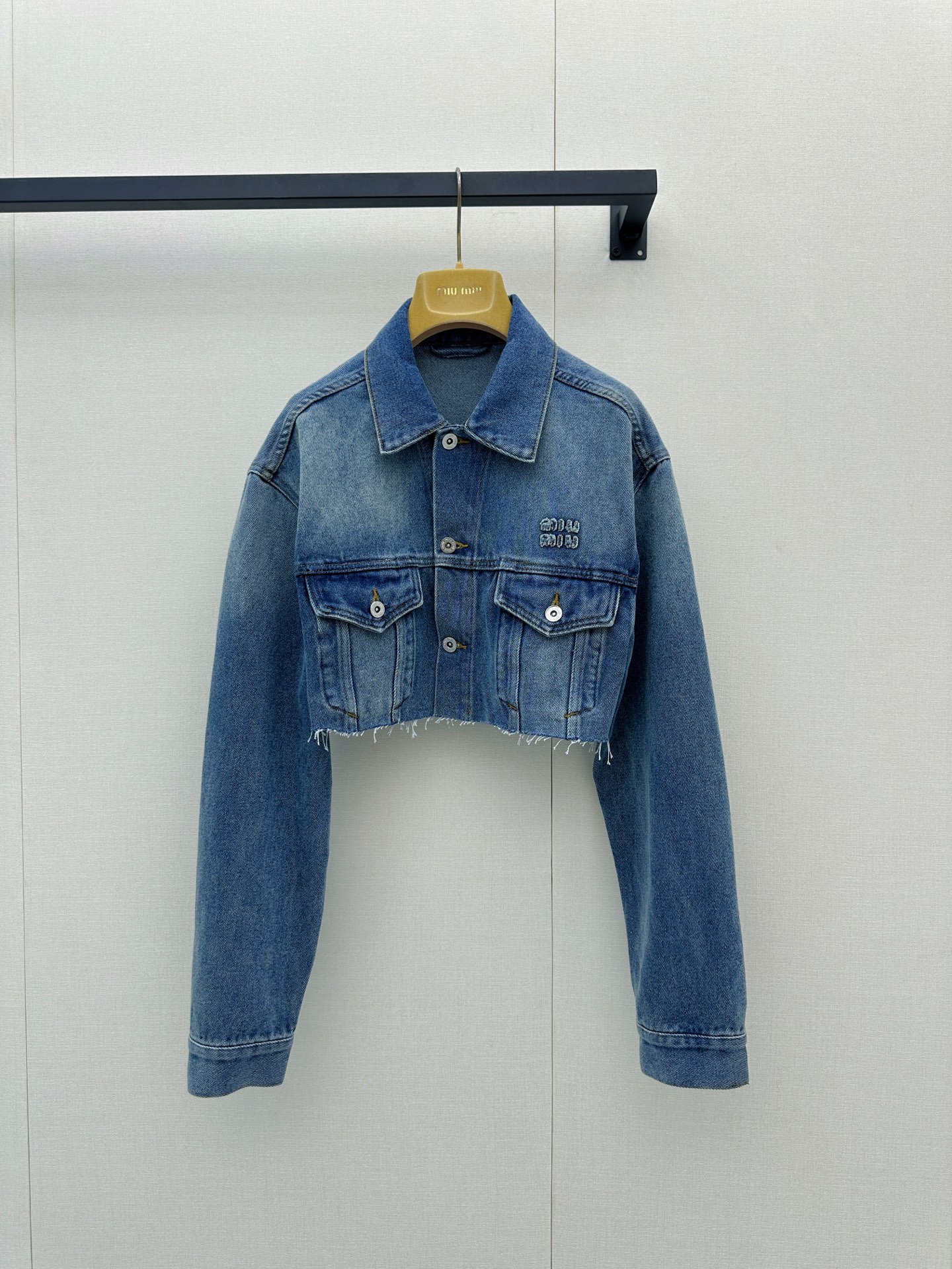 NO:887504,Miu style girly outfits!  Intellectual college style denim denim jacket!  Retro denim is both sweet and cool, suitable for age-reducing wear. The ultra-short design is not flattering and has a slim fit on the upper body!  The imported denim enzyme washed fabric is very wide and has a great texture!  The quality of workmanship depends on the details!  One color 3 codes,SML,,miumiu,jackets & coats,jackets & coats,19860909miu系少女穿搭！知性分子学院风丹宁牛仔夹克外套！复古牛仔甜酷兼备减龄穿搭.超短款设计不挑人版型上身巨显瘦！进口牛仔酵素洗水面料挺阔质感超赞！做工品质看细节！一色3码,SML,,miumiu,jackets & coats,jackets & coats,,Women's clothing