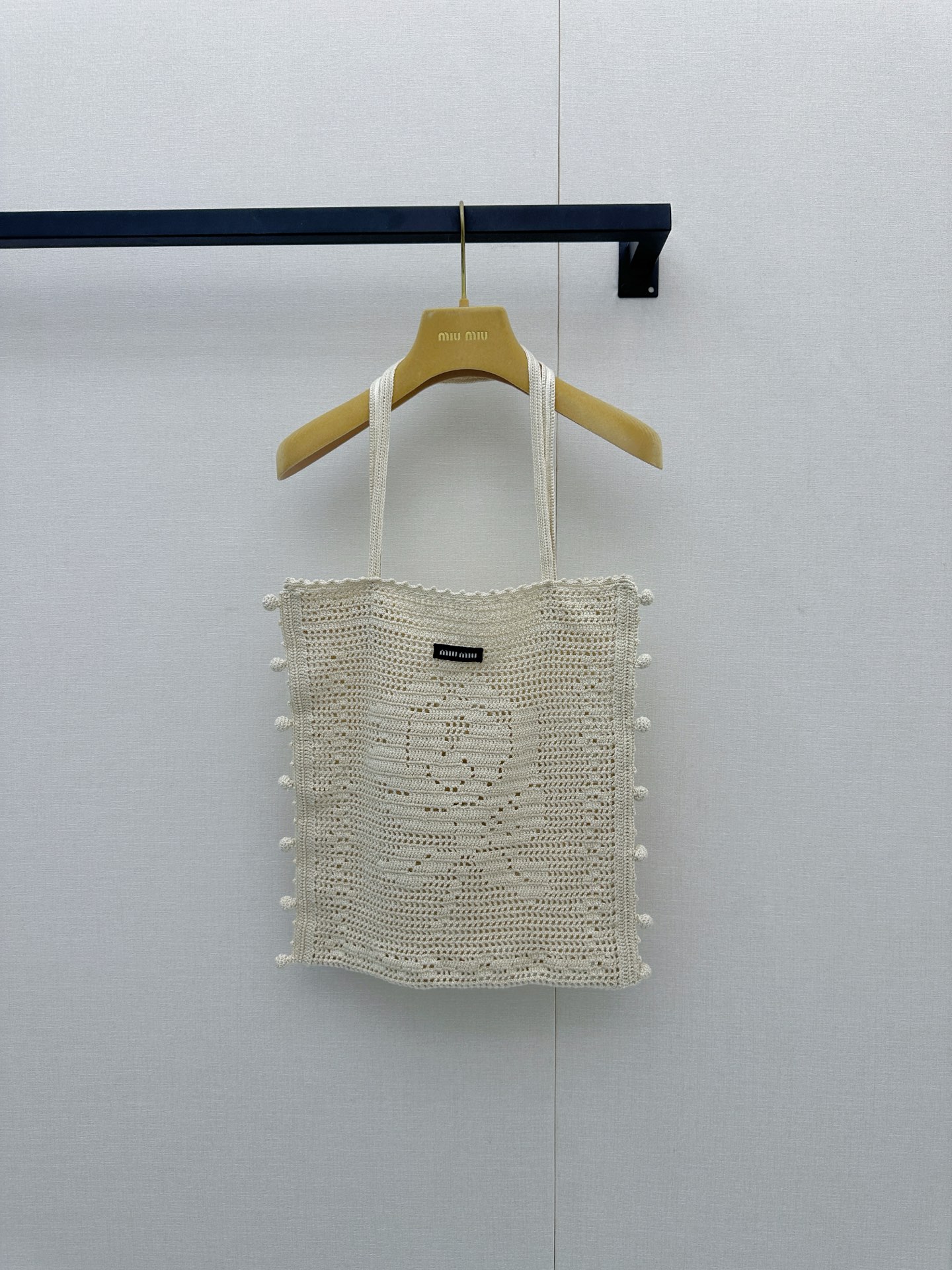 NO:887512,*26new off-white crochet tote bag with hollow design + spherical decoration on both sides, light and handmade, perfect for carrying out in summer!  A perfect item to add a sense of style ~ Exclusively customized imported yb cotton material, the body of the bag is decorated with the brand's classic logo woven label, it is highly recognizable and has a large capacity, which can be used for commuting and vacationing. Pair it with a floral skirt or simple style, and you can easily get a relaxed feeling ~ 1:1 awesome version, the latest spring and summer items, look out for the exclusive high version. One size fits all, totes, skirts,19860909*26new米白色钩针编织托特包镂空设计+两侧球形装饰,轻盈又有手工感,超适合夏天背出门！增添造型感单品绝绝子～独家定制进口yb棉材质,包身饰有品牌经典logo织唛,辨识度满分容量大,通勤、度假都能装下日常小物.搭配碎花裙or简约风,轻松get松弛感穿搭～1:1超赞版型,春夏最新单品,认准独家高版本 均码,,totes,skirts,,Women's clothing