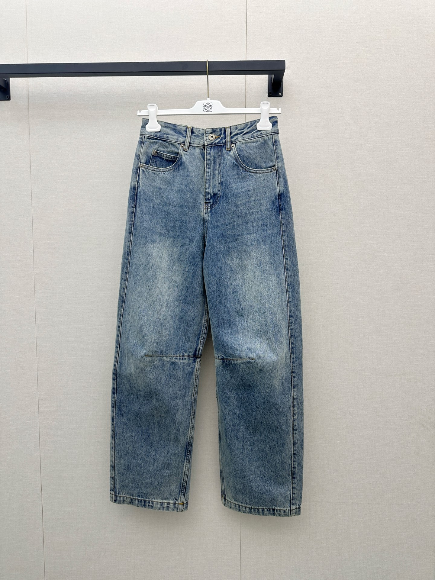 NO:889475,*26new retro embroidered logo denim denim bracket pants are customized with imported denim denim fabrics and embroidered logo patterns on the back hip pockets. It has a super casual atmosphere with any combination ~ Pear-shaped body friendly pants!  Exclusively customized imported yb cotton material, the bracketed trouser legs and upper body modify the leg shape and elongate the proportion, the molded custom buttons have a super good texture, and can be easily matched with various T-shirts and tops!  1:1 awesome version. The latest spring and summer items. Look for the exclusive high version SML, tees, t-shirt,19860909*26new复古刺绣logo丹宁牛仔括弧裤定制进口丹宁牛仔面料,后臀口袋logo徽标刺绣图案,随意搭配都超级有休闲氛围～梨形身材友好神裤！独家定制进口yb棉材质,括弧裤腿上身修饰腿型线条拉长比例,开模定制扣子质感超好,各种T恤上衣轻松搭配！1:1超赞版型 春夏最新单品 认准独家高版本 SML,,tees，t-shirt,,Women's clothing