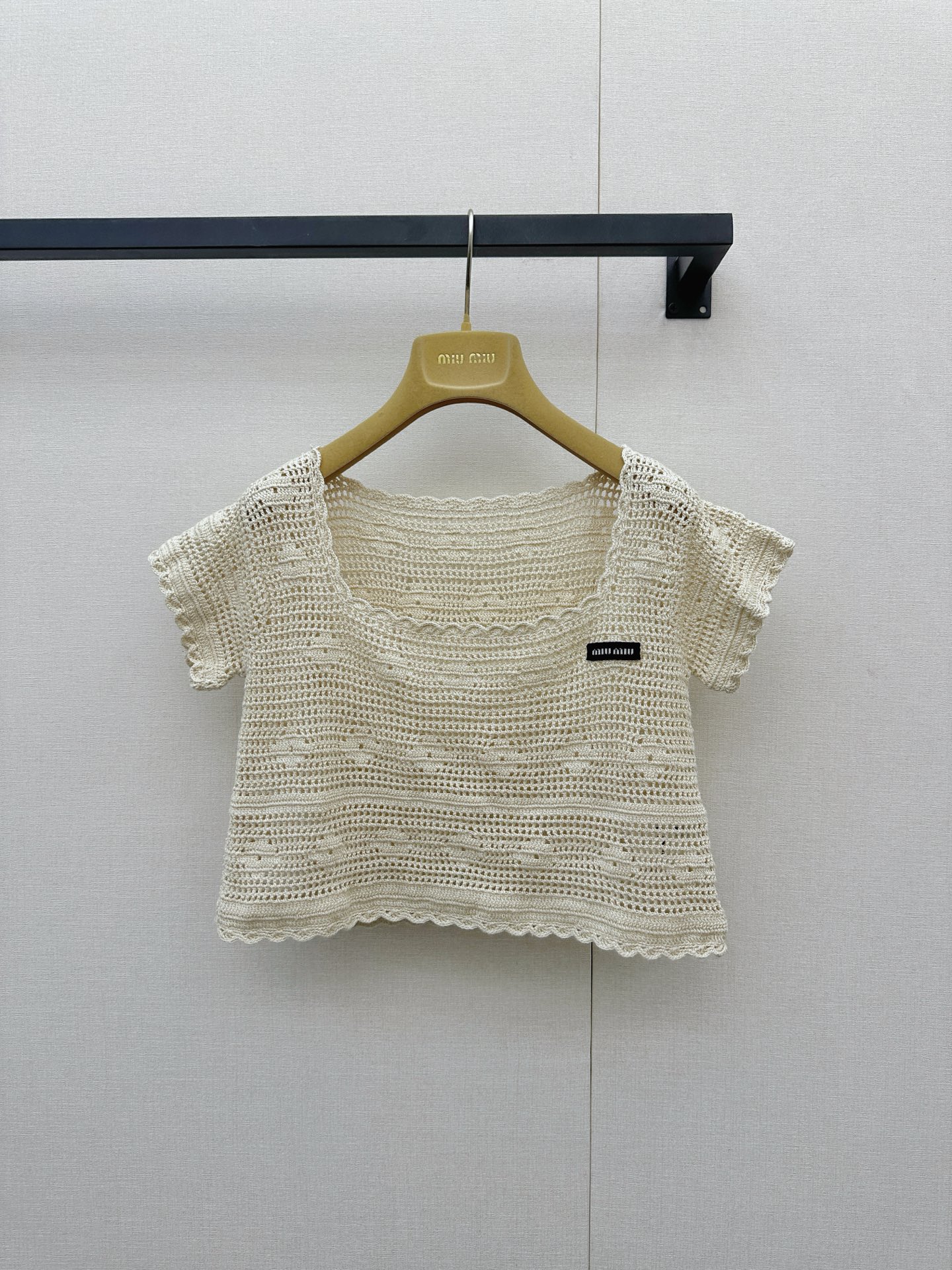 NO:889483,Miu*26 new spring and summer style off-white hollow knitted short-sleeves, light and breathable, super comfortable to wear in summer!  The short style + small flying sleeves design is playful and shows off the body proportions. The brand embroidery on the chest is very recognizable. The hollow texture is very delicate. Pair it with high-waisted pants or skirts of the same series, and you can easily get a sweet retro style ~ It is suitable for daily outings and parties. It is comfortable and fashionable, and has a girlish feel!  1 color 3 codes sml,,miumiu,skirts,T-shirt,19860909Miu*26春夏新款米白色镂空针织短袖,轻薄透气,夏天穿超舒服！短款+小飞袖设计,俏皮又显身材比例,胸前品牌刺绣超有辨识度.镂空纹理很精致,搭高腰裤或同系列半裙,轻松get甜美复古风～日常出街、聚会都很适合,舒适又时髦,少女感满满！1色3码sml,,miumiu,skirts,T-shirt,,Women's clothing