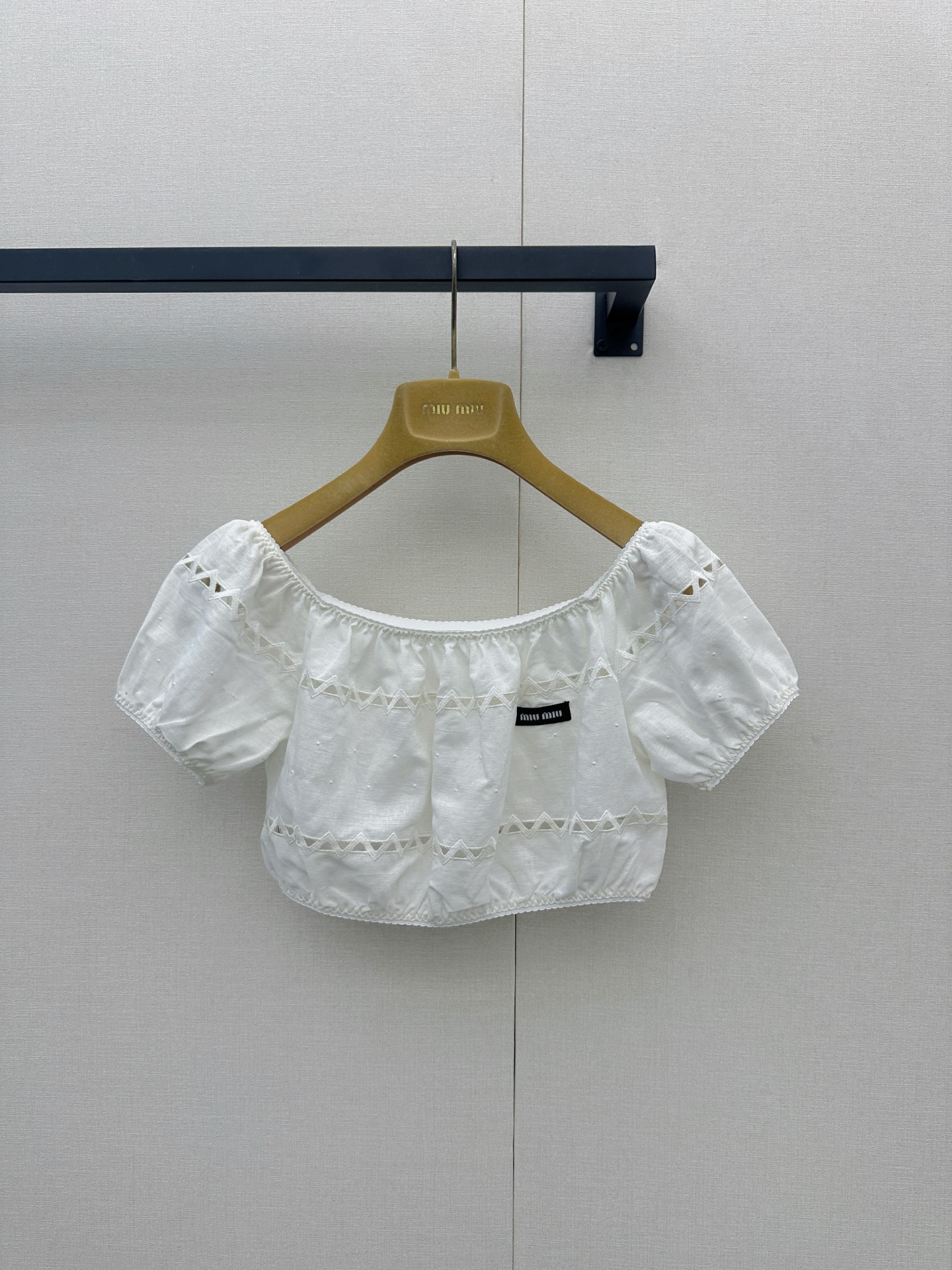 NO:893346,*26new triangular hollow one-shoulder top is made of light cotton fabric, breathable and comfortable, perfect for spring and summer!  The one-shoulder design exposes the collarbone, the puff sleeves are full of retro girly feeling, and they are made of exclusively customized imported YB cotton. The short cut optimizes body proportions and looks great with high-waisted skirts or trousers. The fresh and healing atmosphere is perfectly captured!  It can be easily used for daily outings, dates, and vacations. It is playful and gentle, and it directly fills the atmosphere!  1:1 awesome version, latest spring and summer items, look out for exclusive high version SML,,skirts,19860909*26new三角形镂空一字肩上衣轻薄棉质面料,透气舒适,春夏穿超合适！一字肩设计露锁骨,泡泡袖复古少女感满满独家定制进口yb棉材质,短款剪裁优化身材比例,搭配高腰裙或裤装都很出彩.清新治愈的氛围感完全拿捏！日常出街、约会、度假都能轻松驾驭,俏皮又温柔,氛围感直接拉满！1:1超赞版型,春夏最新单品,认准独家高版本 SML,,skirts,,Women's clothing
