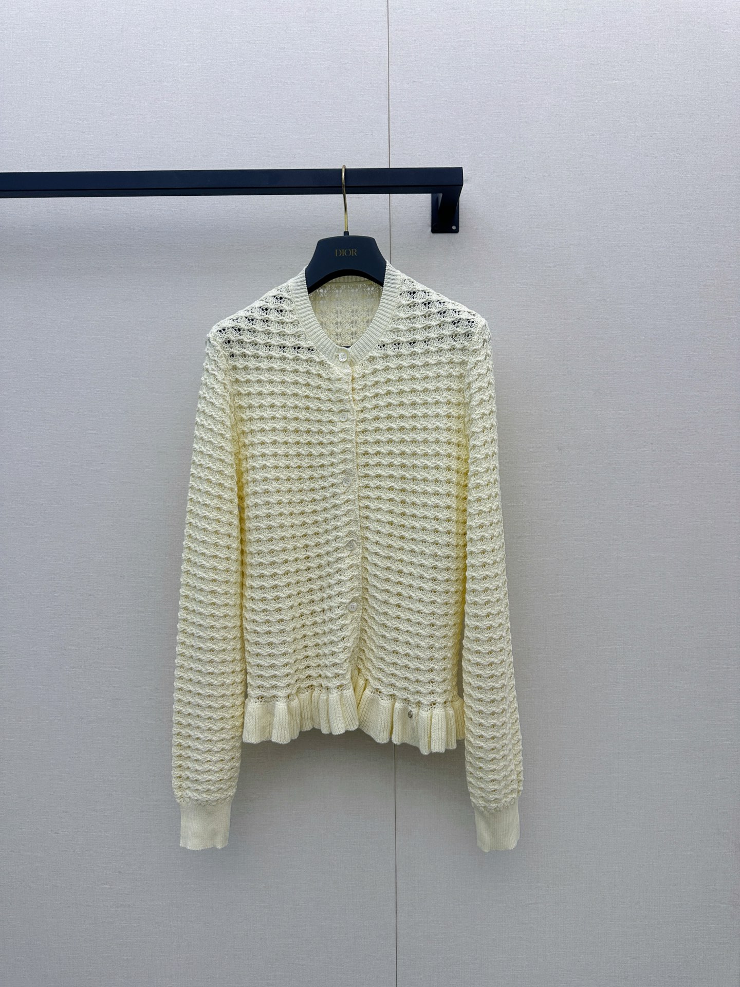 NO:893757,*26new Waffle ruffled hem knitted cardigan jacket continues the brand's iconic elegant girly design language, using a three-dimensional weaving method with a delicate texture. It can be matched with a lady's temperament ootd!  Exclusively customized imported yb cotton material, classic letter pendant, low-key to highlight the brand identity, slim fit with ruffled edges, soft, skin-friendly and breathable fabric, it is the first choice item for creating the daily look of 'rich ladies'!  1:1 Awesome version, the latest spring and summer items, look for exclusive high-end versions, ready-made SML products, real shots, jackets & coats,19860909*26new 华夫格荷叶边下摆针织开衫外套 延续品牌标志性的优雅少女设计语言,采用立体纹织法,肌理感细腻,随意搭配都能够名媛气质ootd！独家定制进口yb棉材质,经典字母小吊坠,低调彰显品牌身份,修身版型搭配荷叶收边,面料柔软亲肤且透气,是打造“千金名媛”日常造型的优选单品！1:1超赞版型,春夏最新单品,认准独家高版本 现货 SML 大货实拍,,jackets & coats,,Women's clothing