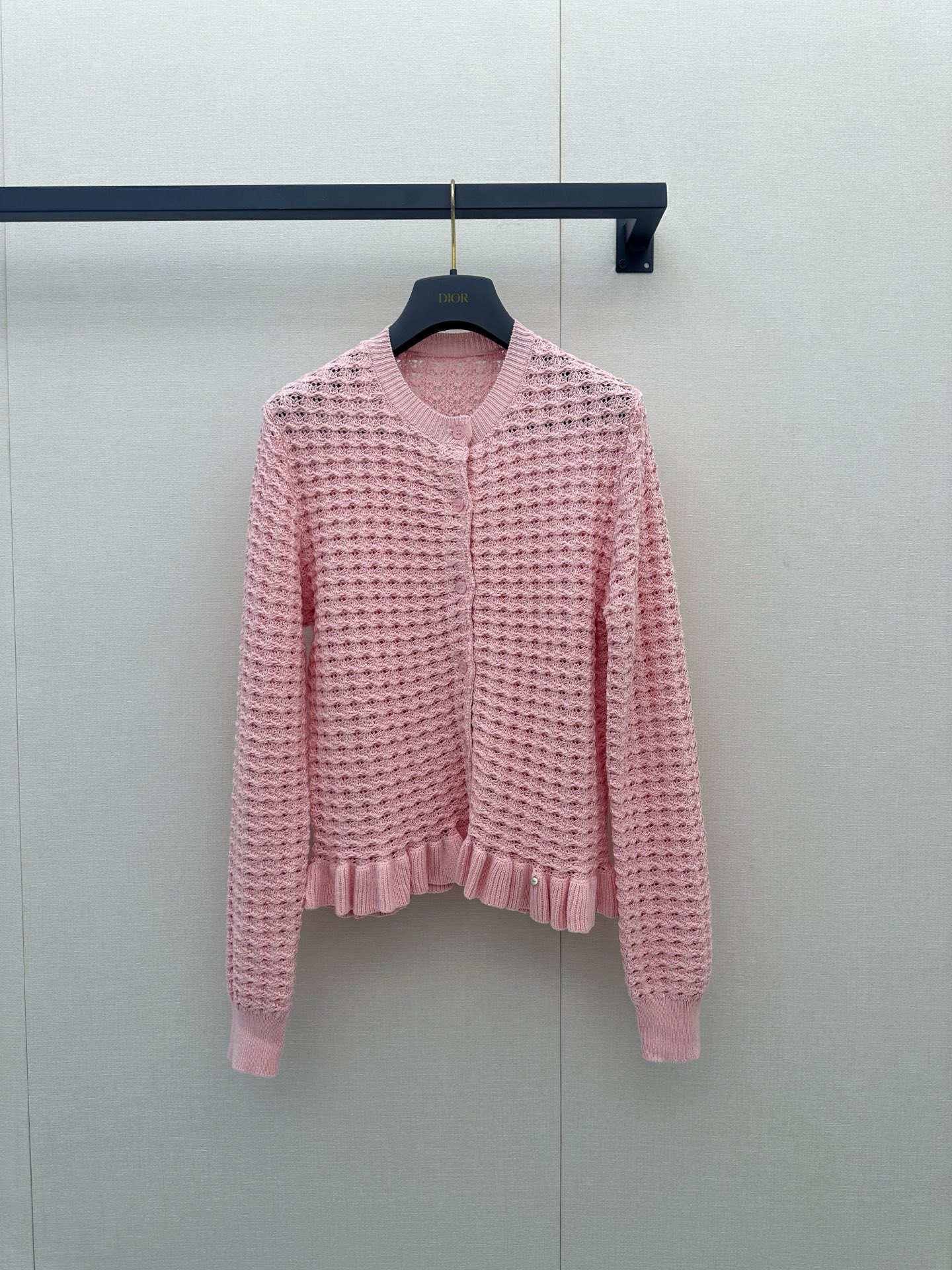 NO:893754,*26new Waffle ruffled hem knitted cardigan jacket is based on soft cherry blossom pink and continues the brand's iconic elegant girly design language. It adopts three-dimensional weaving method and has a delicate texture. It can be matched casually to look like a lady!  Exclusively customized imported yb cotton material, classic letter pendant, low-key to highlight the brand identity, slim fit with ruffled edges, soft, skin-friendly and breathable fabric, it is the first choice item for creating the daily look of 'rich ladies'!  1:1 Awesome version, the latest spring and summer items, look for exclusive high-end versions, ready-made SML products, real shots, jackets & coats,19860909*26new 华夫格荷叶边下摆针织开衫外套 以柔和樱花粉为基底,延续品牌标志性的优雅少女设计语言,采用立体纹织法,肌理感细腻,随意搭配都能够名媛气质ootd！独家定制进口yb棉材质,经典字母小吊坠,低调彰显品牌身份,修身版型搭配荷叶收边,面料柔软亲肤且透气,是打造“千金名媛”日常造型的优选单品！1:1超赞版型,春夏最新单品,认准独家高版本 现货 SML 大货实拍,,jackets & coats,,Women's clothing