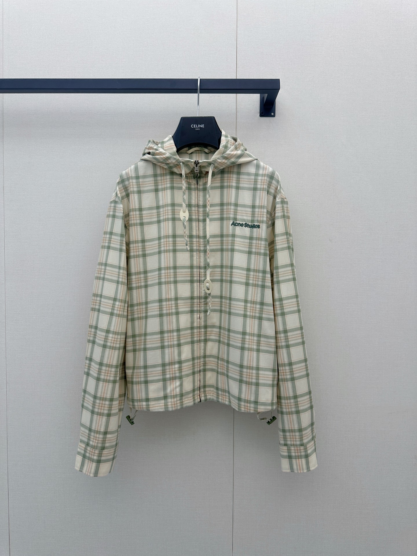 NO:893746,*26new The contrasting plaid hooded jacket is made of low-saturated beige plaid as a whole. It is made of pure cotton and is light and breathable. It is very suitable for spring and autumn!  The slightly wider version for men and women makes it easy to create a casual and relaxed look!  Exclusively customized imported yb cotton material, three-dimensional cut loose version + hooded design, casual and practical, zipper opening and closing for easy putting on and taking off, elastic cuffs and hem, plaid element has a Nordic cool atmosphere, can be easily controlled for commuting and street style, it is a versatile and relaxed piece that does not pick on skin color, it is great to wear alone or layered!  1:1 Awesome version, the latest spring and summer items, look out for exclusive high-end versions, ready-made SML products, real shots, jackets & coats, hats,19860909*26new撞色格纹连帽外套整体采用低饱和米绿格纹,全棉材质轻薄透气,春秋季节超适合！男女同款微阔版型轻松拿捏休闲松弛感！独家定制进口yb棉材质,立体剪裁宽松版型+连帽设计,休闲又实用,拉链开合方便穿脱,袖口和下摆松紧收口,格纹元素自带北欧清冷氛围,通勤、街头风都能轻松驾驭,是百搭不挑肤色的松弛感单品,单穿或叠穿都很出彩！1:1超赞版型,春夏最新单品,认准独家高版本 现货 SML大货实拍,,jackets & coats,hats,,Women's clothing