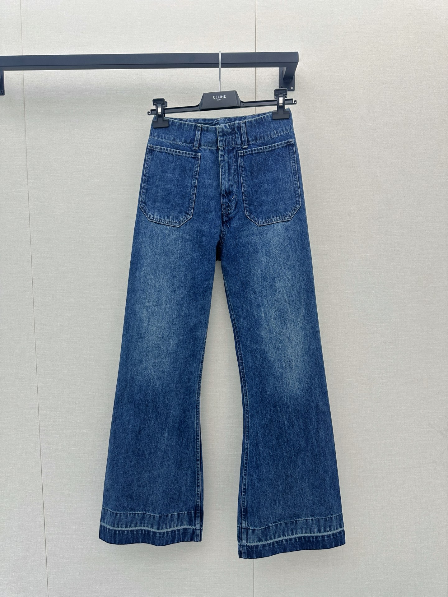 NO:890926,Celine bootcut jeans, high waist design + classic washed blue, cotton fabric is soft and breathable, super comfortable to wear!  Slightly flared pants modify the leg shape, making you look slimmer and taller. The double pockets are practical and have a retro feel. In stock SML,,celine,jeans,19860909Celine微喇牛仔裤,高腰设计+经典水洗蓝,棉质面料柔软透气,穿着超舒适！微喇裤型修饰腿型,显瘦显高,双口袋实用又有复古感 现货SML,,celine,jeans,,Women's clothing