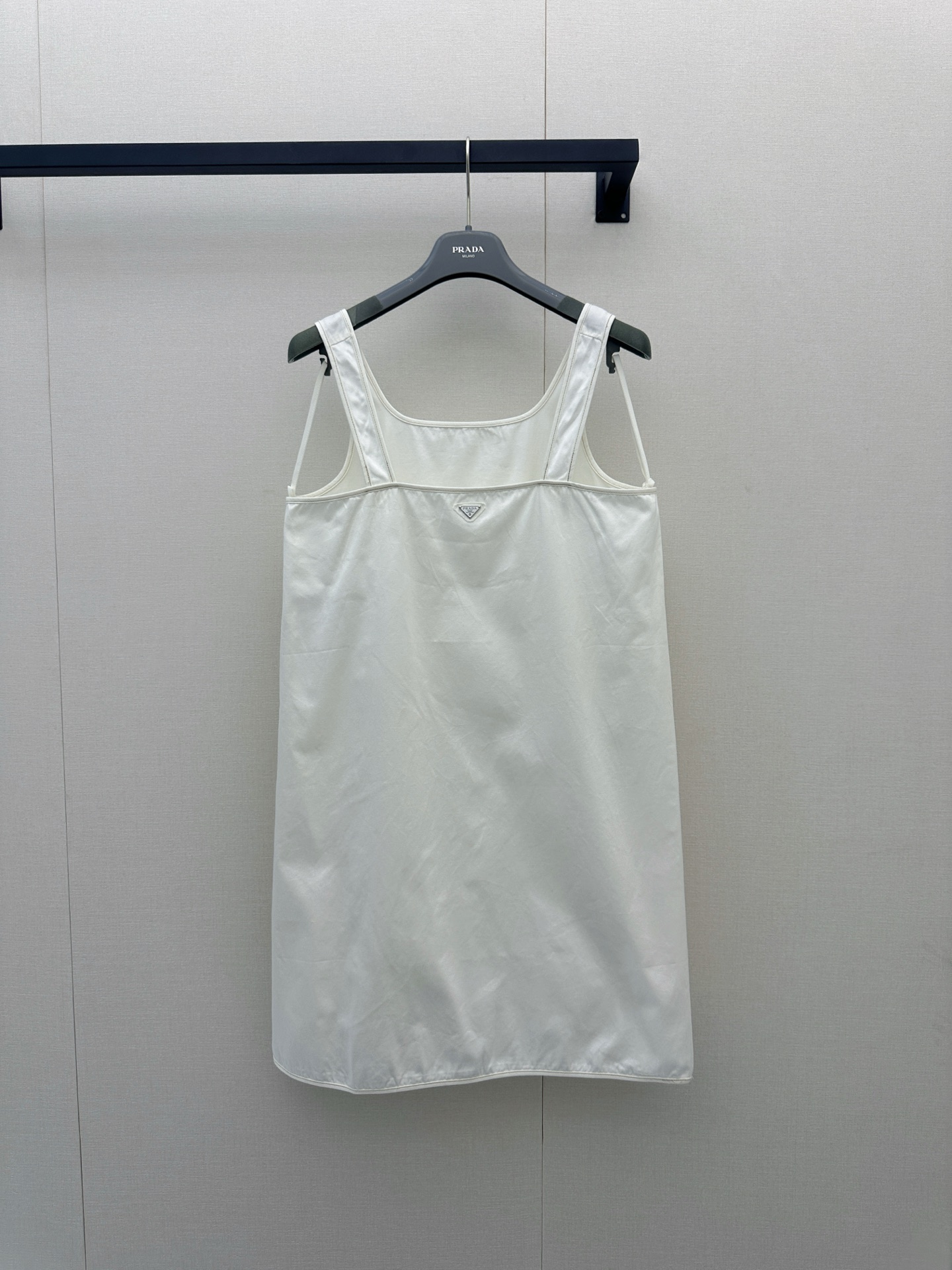 NO:893750,Prada  26 new white washed denim dresses are newly launched with minimalist lines and silhouettes, perfectly balancing casualness and high-end texture. High-quality washed denim fabrics are selected and treated with exquisite craftsmanship to give the skirt excellent stiffness and three-dimensional bone texture. The upper body is not soft and wrinkle-free, showing a neat and stylish A-line version. At the same time, the fabric is skin-friendly and breathable, retaining the tough genes of denim without any sense of restraint, truly achieving 'good-looking and easy-to-wear'. Pure rice  The white tone comes with a gentle filter, the wide shoulder straps and square collar design cleverly modify the proportion of the shoulders and neck, and the classic metal triangle logo is embellished on the chest, which is simple and hidden in the brand recognition. Whether worn alone to show a refreshing and clean girly feel, or paired with a suit jacket or knitted cardigan to cope with changing temperatures, it can be easily controlled. It is a wardrobe essential that is both practical and fashionable. Size SML is in stock, prada, skirts, jackets  & coats, business suits,19860909Prada 26新款白色水洗牛仔连衣裙,以极简的线条轮廓焕新登场,完美平衡了休闲随性与高级质感.甄选优质水洗牛仔面料,经过精湛工艺处理,赋予裙身出色的挺括度与立体骨感,上身不软塌、不易皱,呈现出利落有型的A字版型；同时面料亲肤透气,保留了牛仔的硬朗基因却毫无束缚感,真正做到了“好看又好穿”.纯净的米白色调自带温柔滤镜,宽肩带与方领设计巧妙修饰肩颈比例,胸前点缀经典金属三角徽标,简约中暗藏品牌辨识度.无论是单穿展现清爽干净的少女感,还是搭配西装外套、针织开衫应对多变气温,都能轻松驾驭,是一款兼具实穿性与时髦度的衣橱必备单品.尺码SML大货实拍,,prada,skirts,jackets & coats,business suit,,Women's clothing